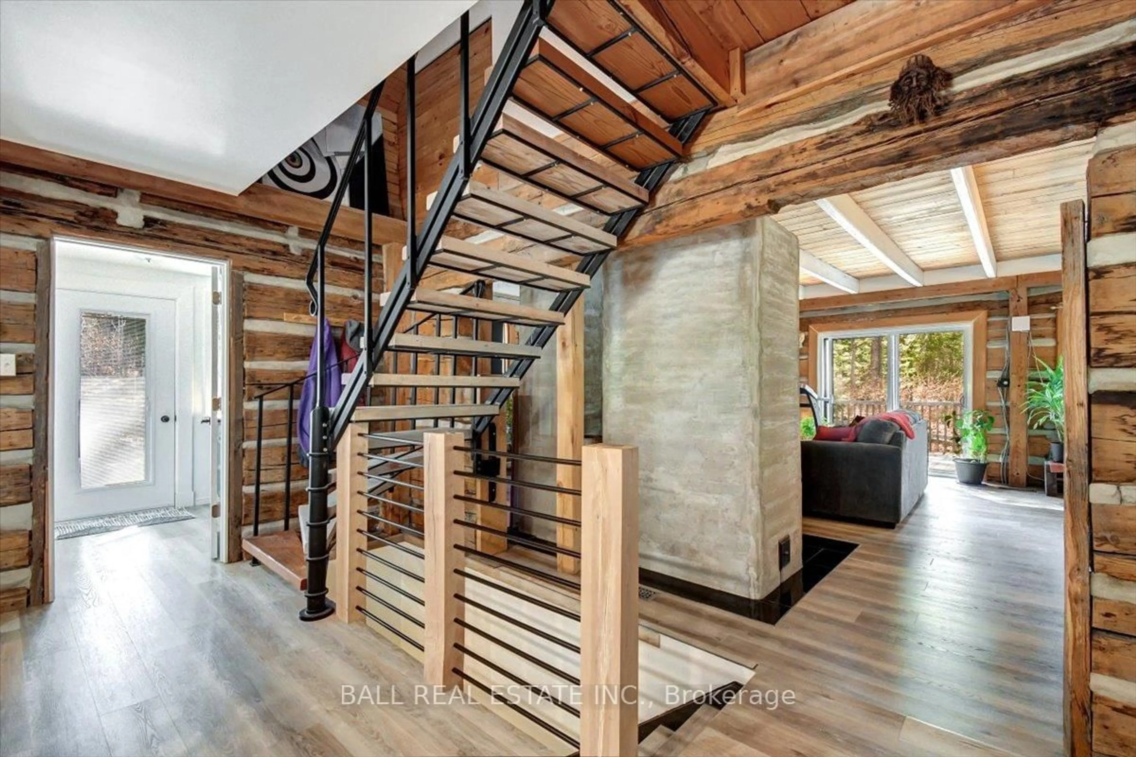 Indoor entryway for 735 Smaglinski-Stoppa Pkwy, Wilno Ontario K0J 2N0