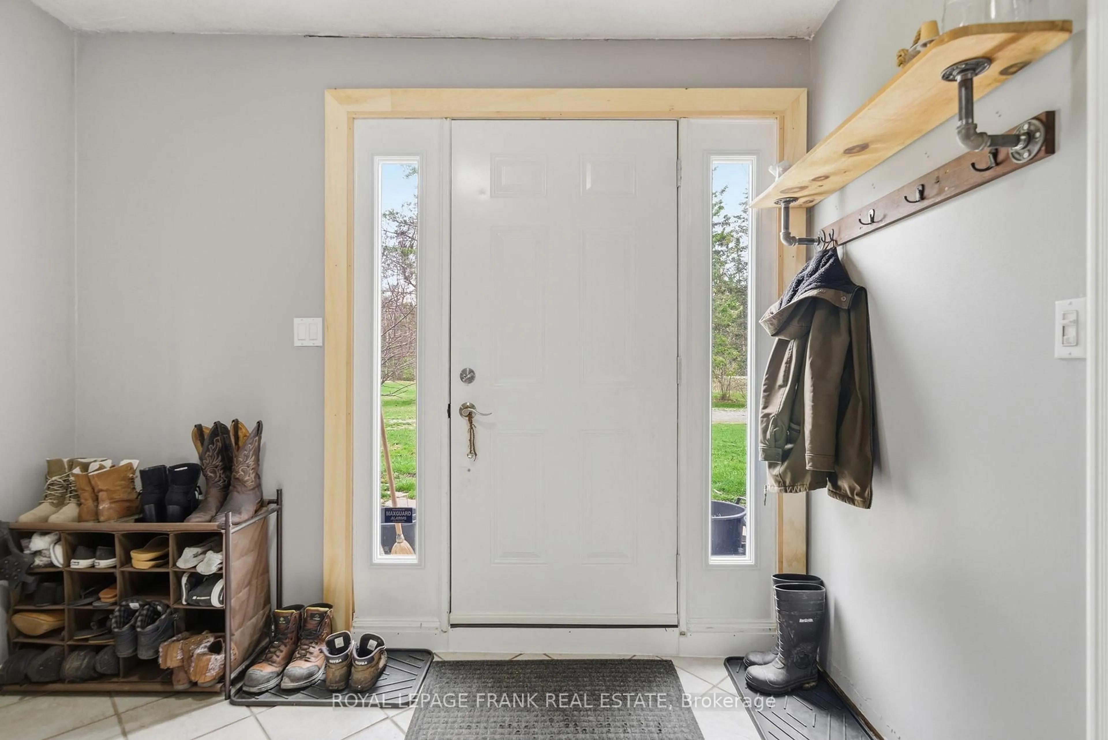 Indoor entryway for 879 Linden Valley Rd, Kawartha Lakes Ontario K0M 2T0