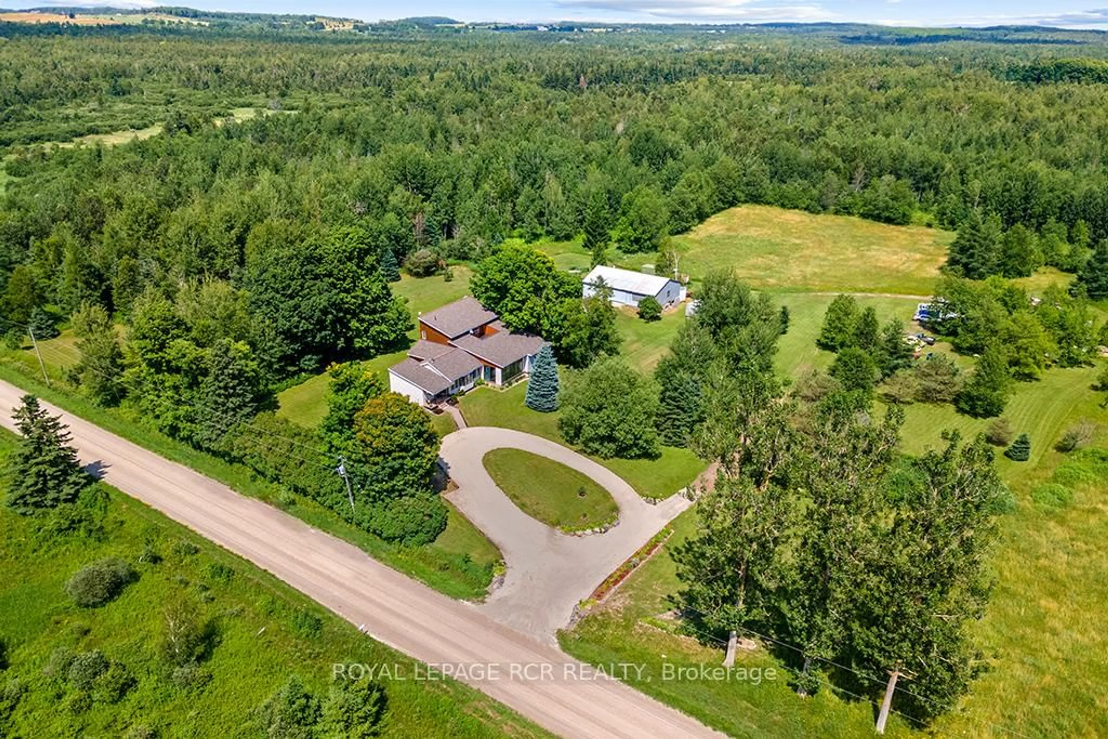 A pic from outside/outdoor area/front of a property/back of a property/a pic from drone, unknown for 595133 Blind Line, Mono Ontario L9W 5N4