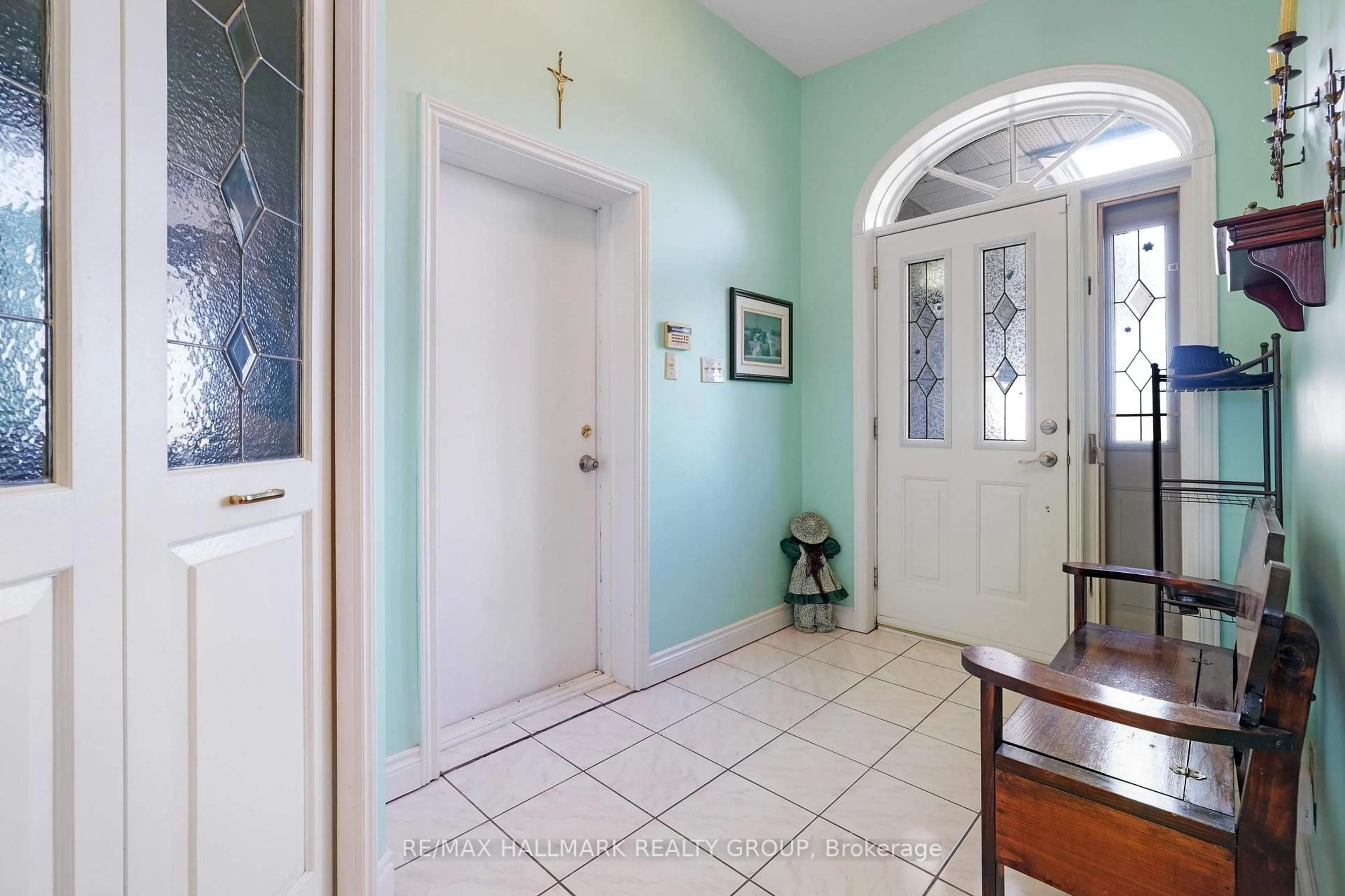 Indoor entryway for 5758 Third Line Rd, North Gower Ontario K0A 2T0