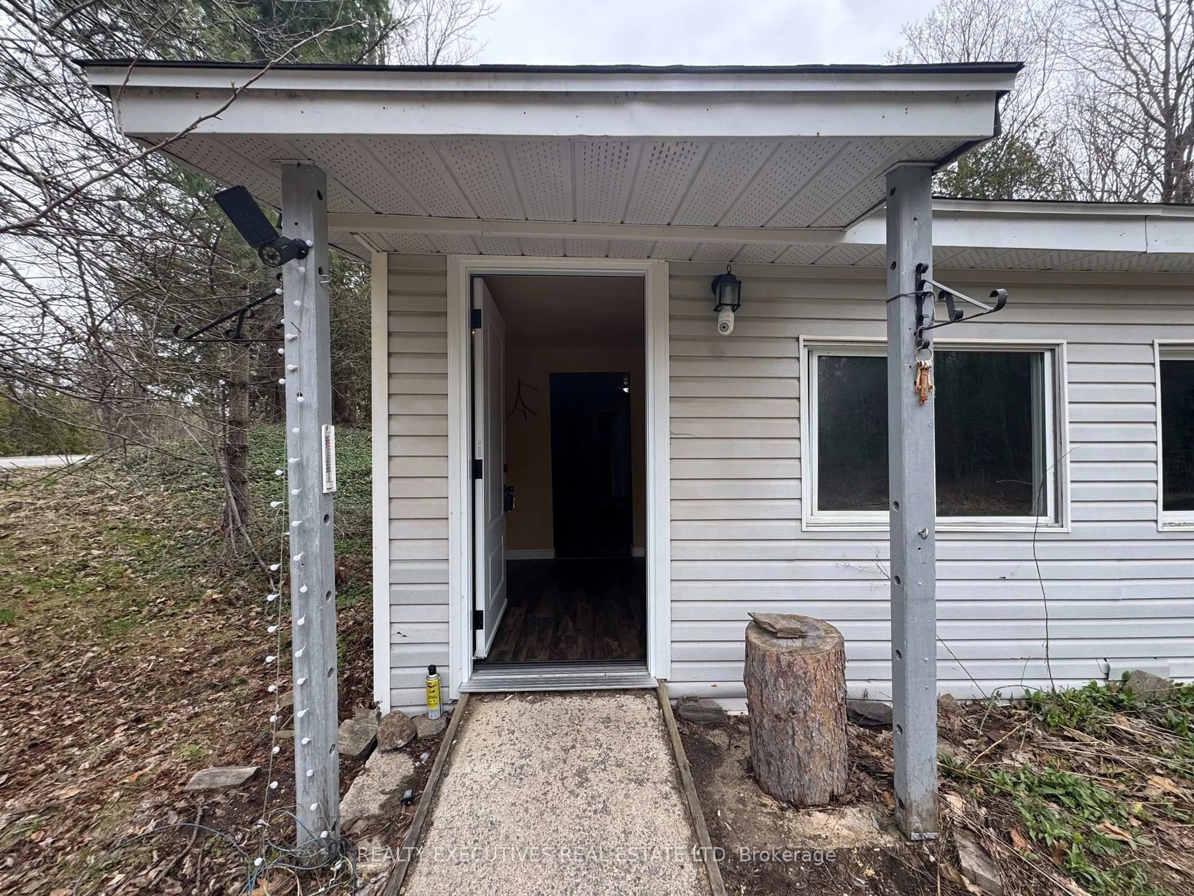 Indoor entryway for 10146 509 Rd, Ompah Ontario K0H 2J0
