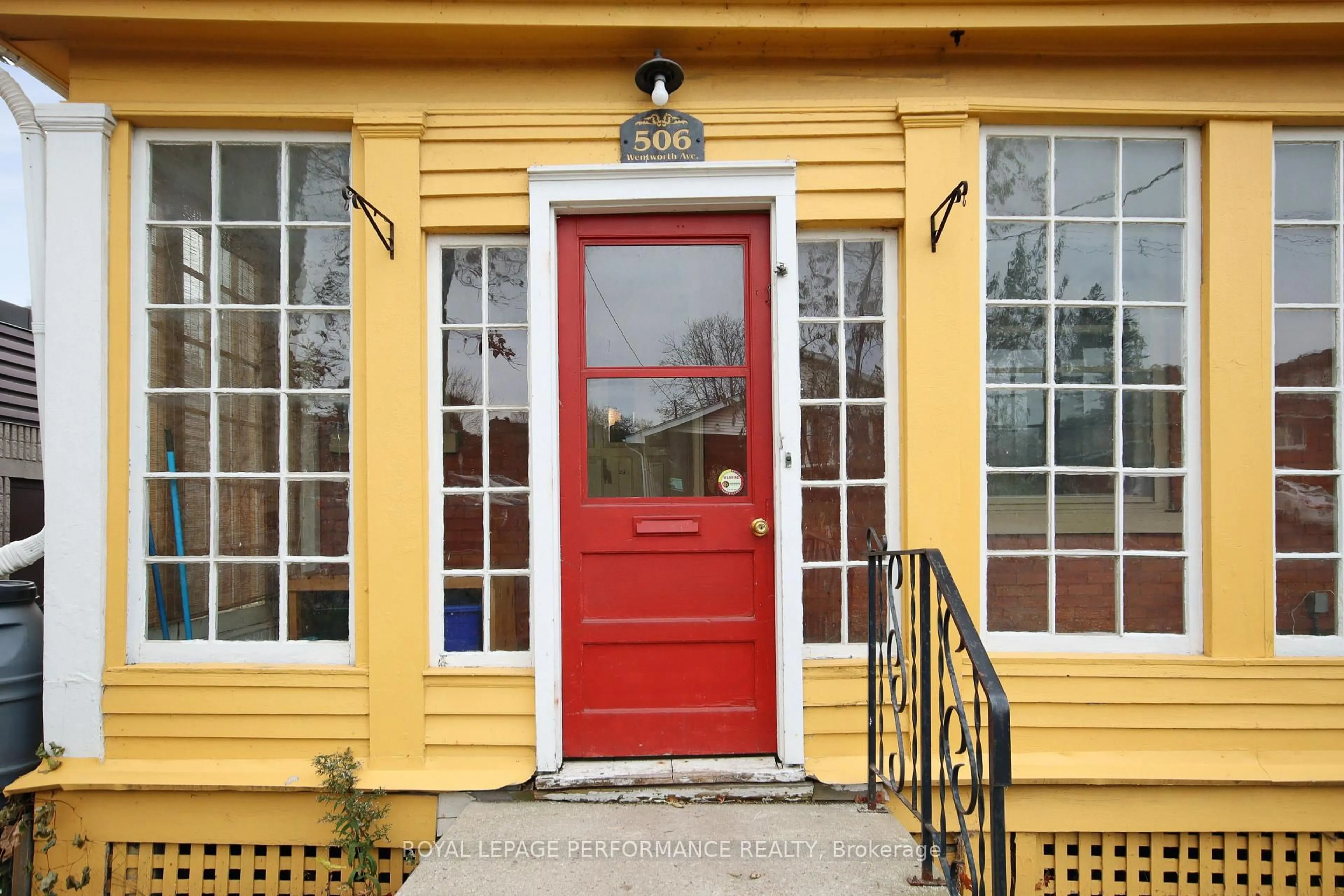 Indoor entryway for 506 Wentworth Ave, Ottawa Ontario K2B 5K1