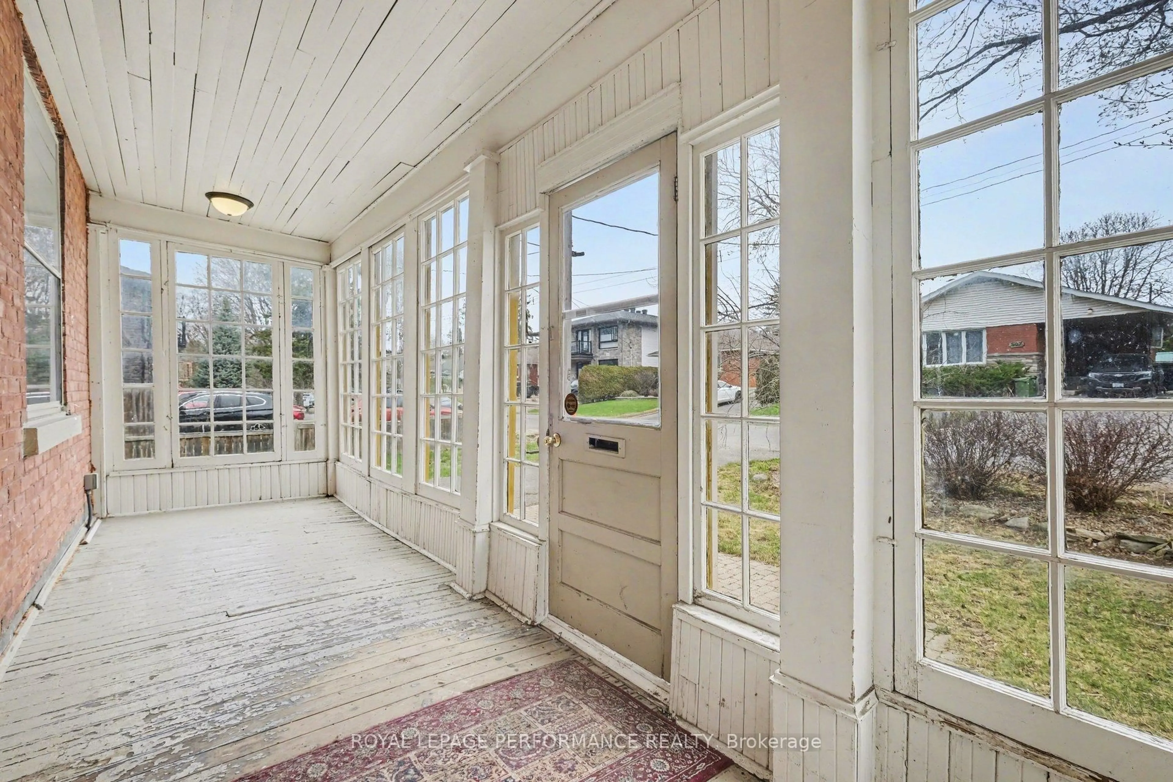 Indoor entryway for 506 Wentworth Ave, Ottawa Ontario K2B 5K1