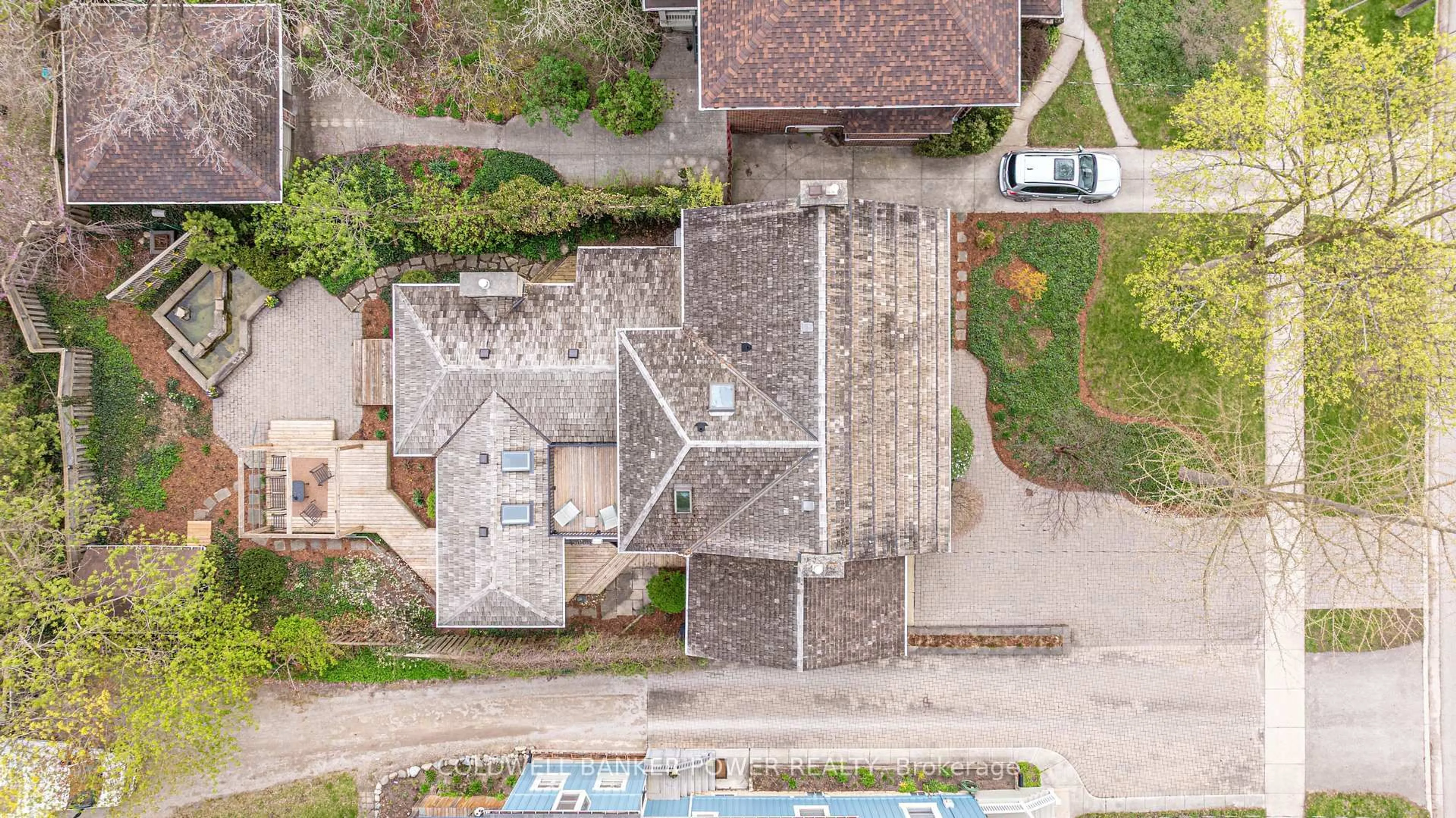 A pic from outside/outdoor area/front of a property/back of a property/a pic from drone, street for 371 Grosvenor St, London East Ontario N6A 1Z2