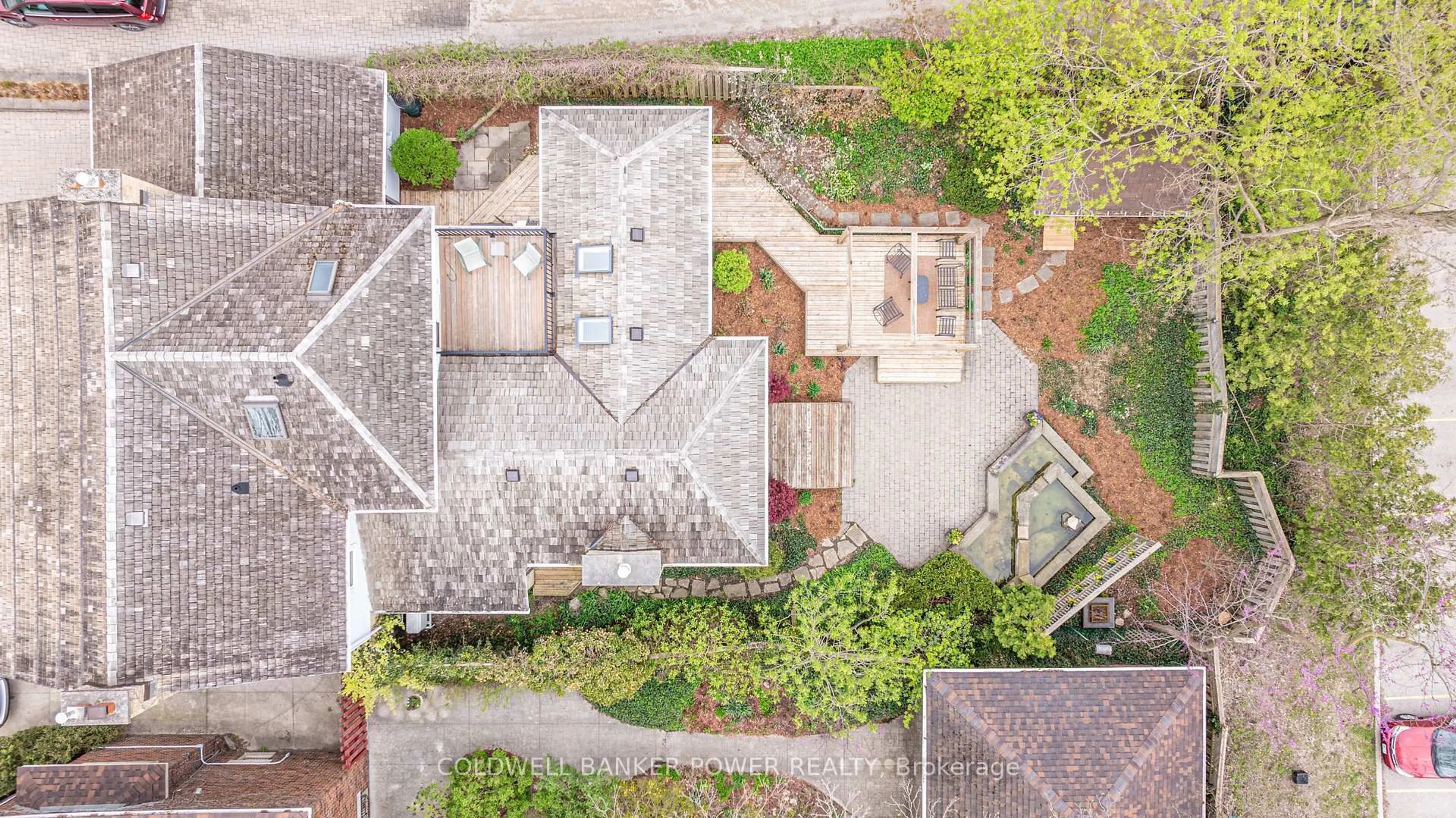 A pic from outside/outdoor area/front of a property/back of a property/a pic from drone, street for 371 Grosvenor St, London East Ontario N6A 1Z2