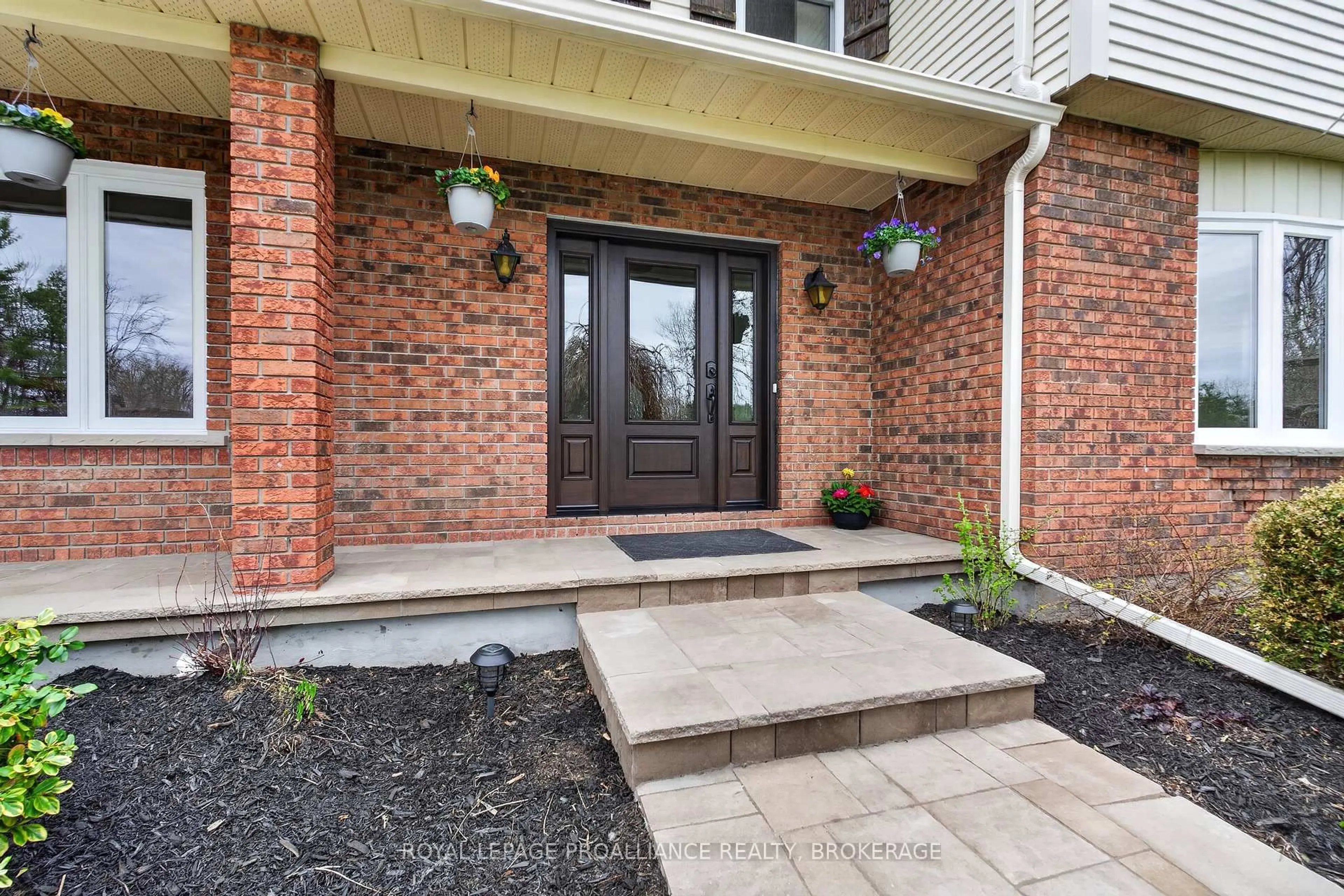 Indoor entryway for 1081 KNIGHT'S Lane, Mcdonalds Corners Ontario K0H 1M0