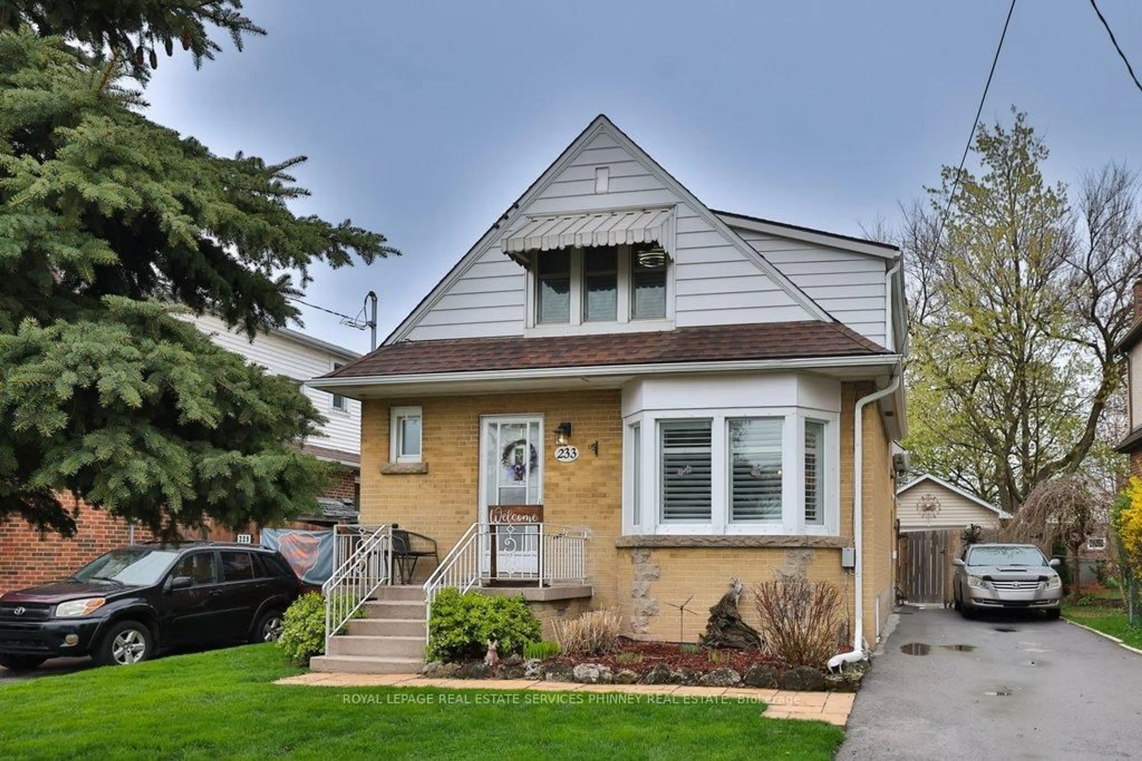 Home with vinyl exterior material, street for 233 Glenholme Ave, Hamilton Ontario L8K 3L9