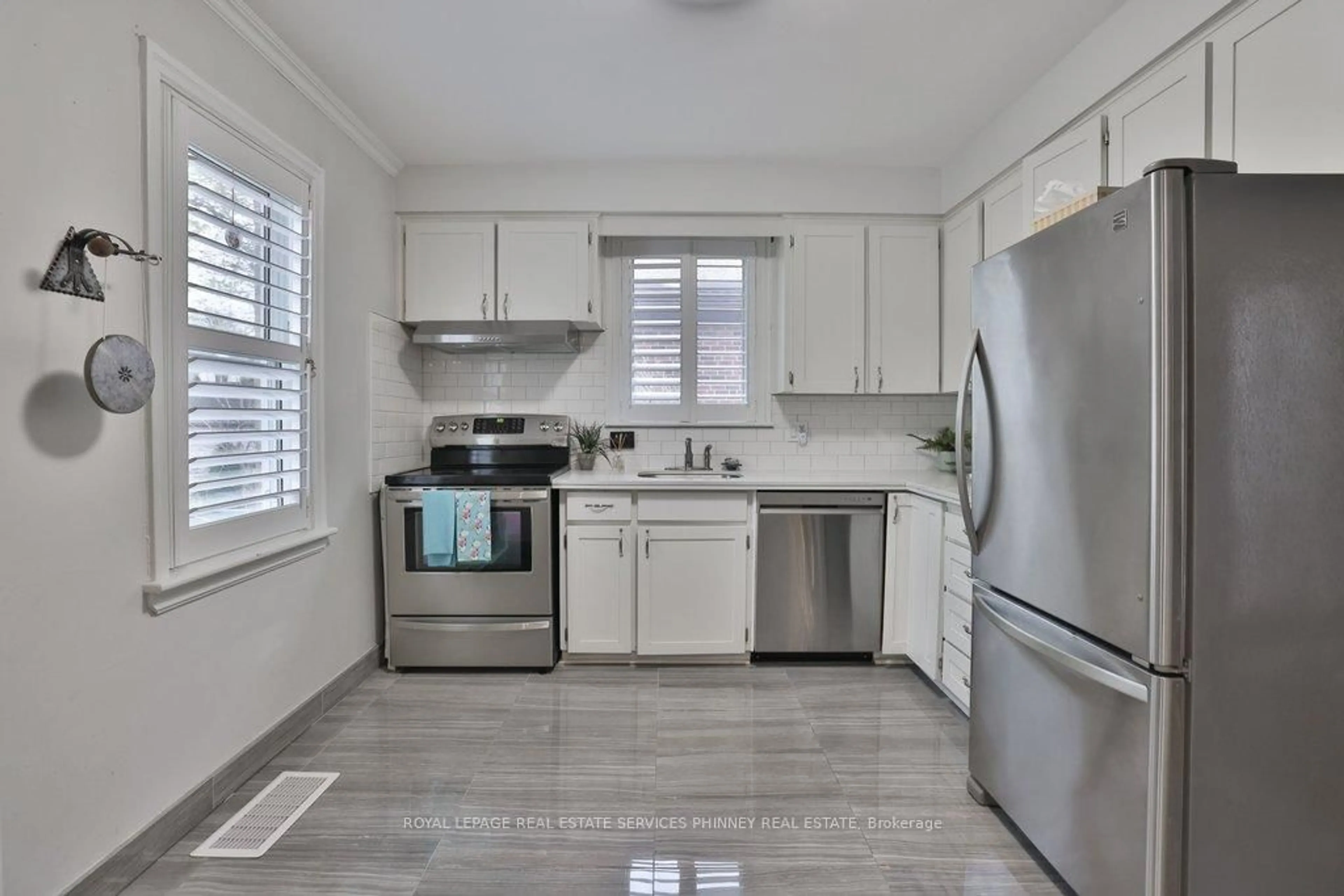 Standard kitchen, ceramic/tile floor for 233 Glenholme Ave, Hamilton Ontario L8K 3L9