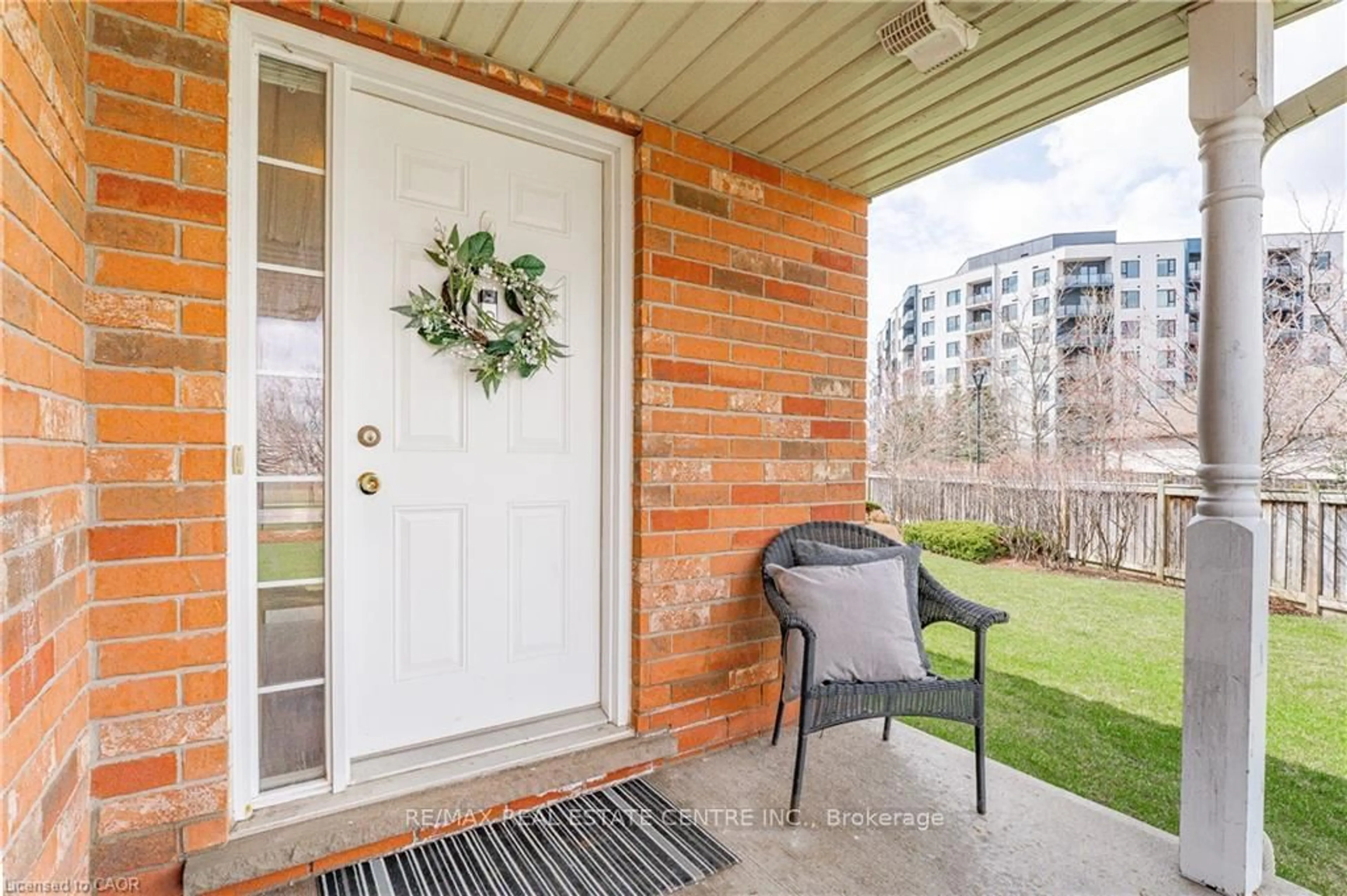 Indoor entryway for 30 Fallowfield Dr, Kitchener Ontario N2C 0A8