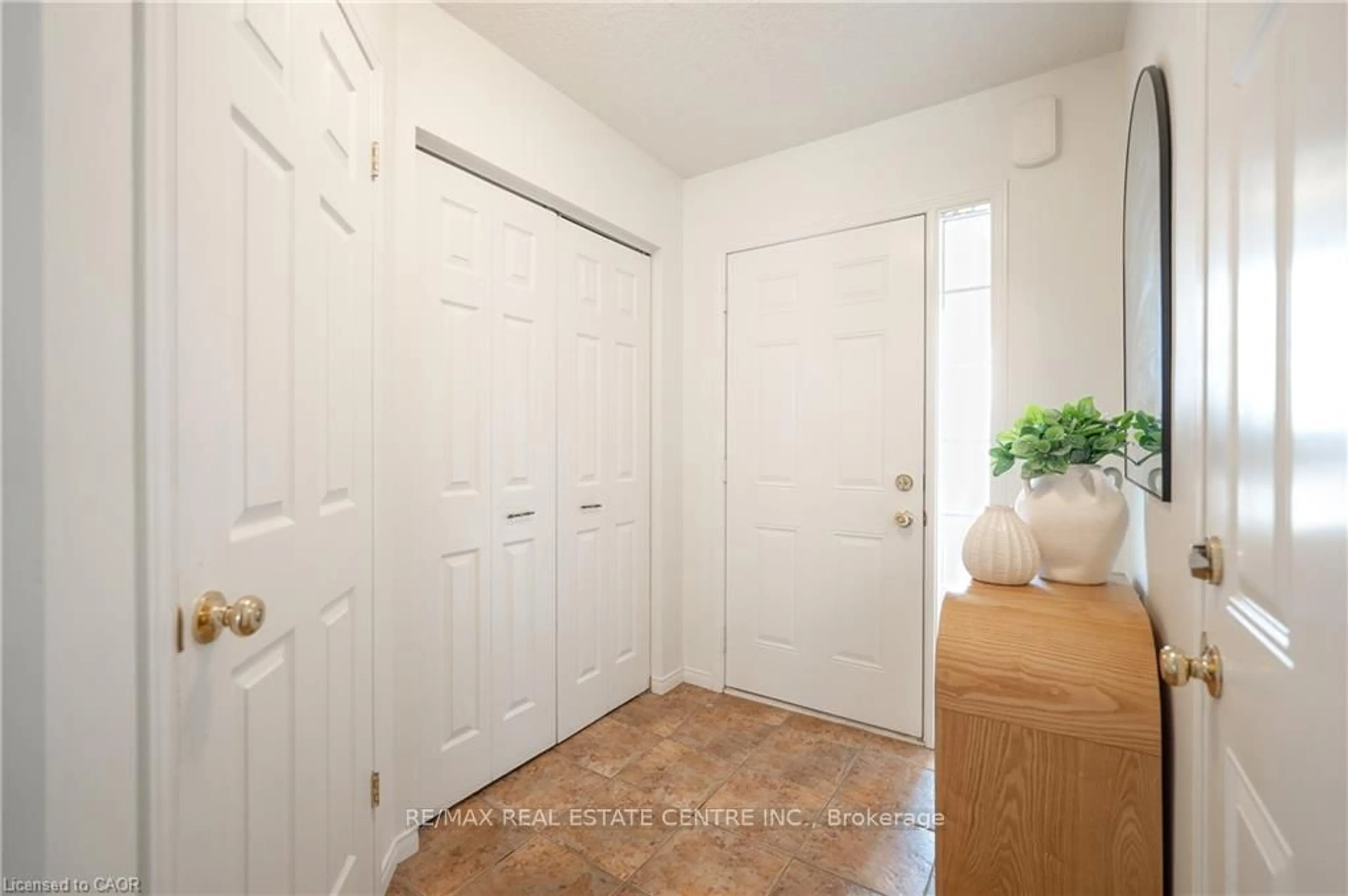Indoor entryway for 30 Fallowfield Dr, Kitchener Ontario N2C 0A8