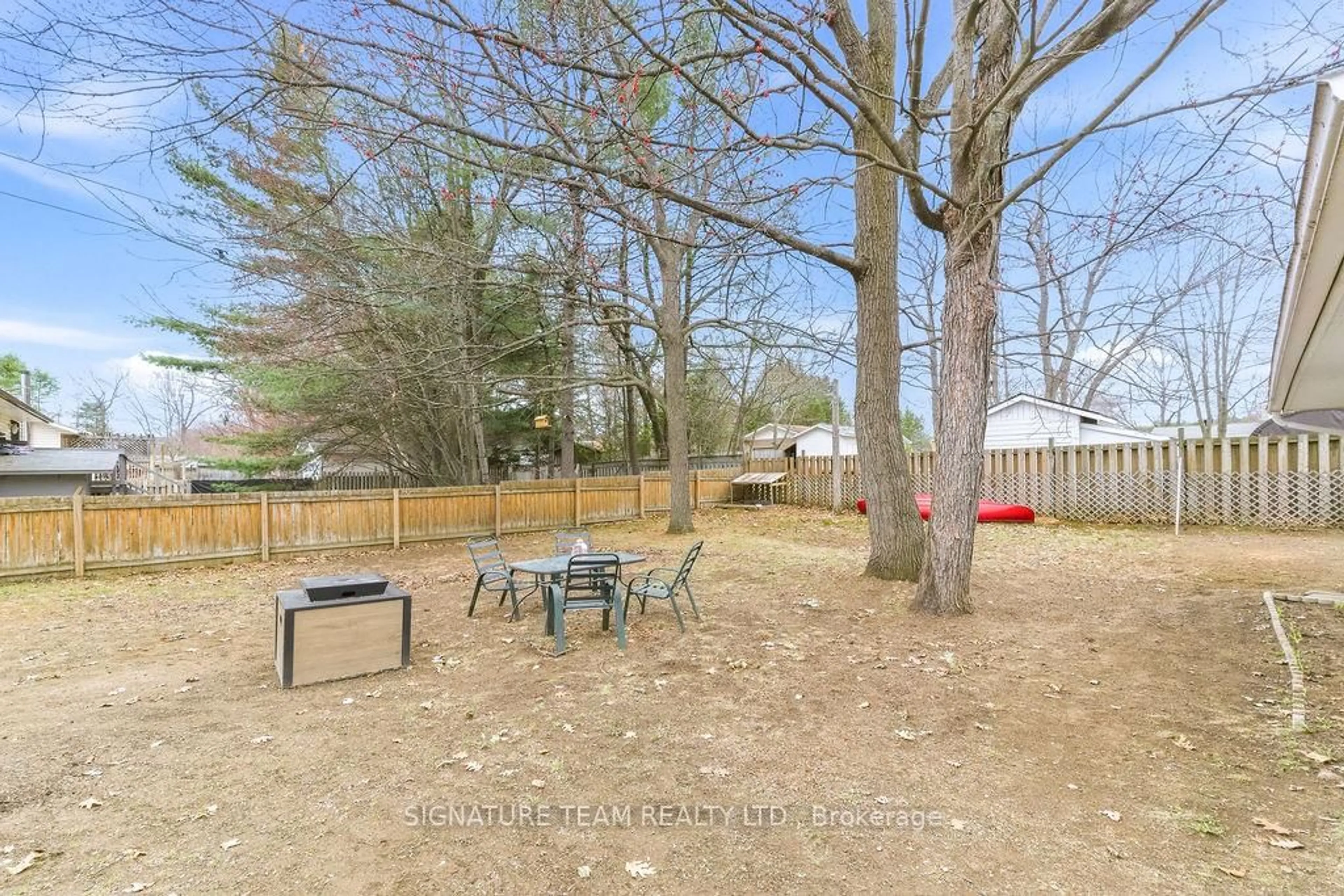 Patio, unknown for 30 Earl St, Petawawa Ontario K8H 3M4