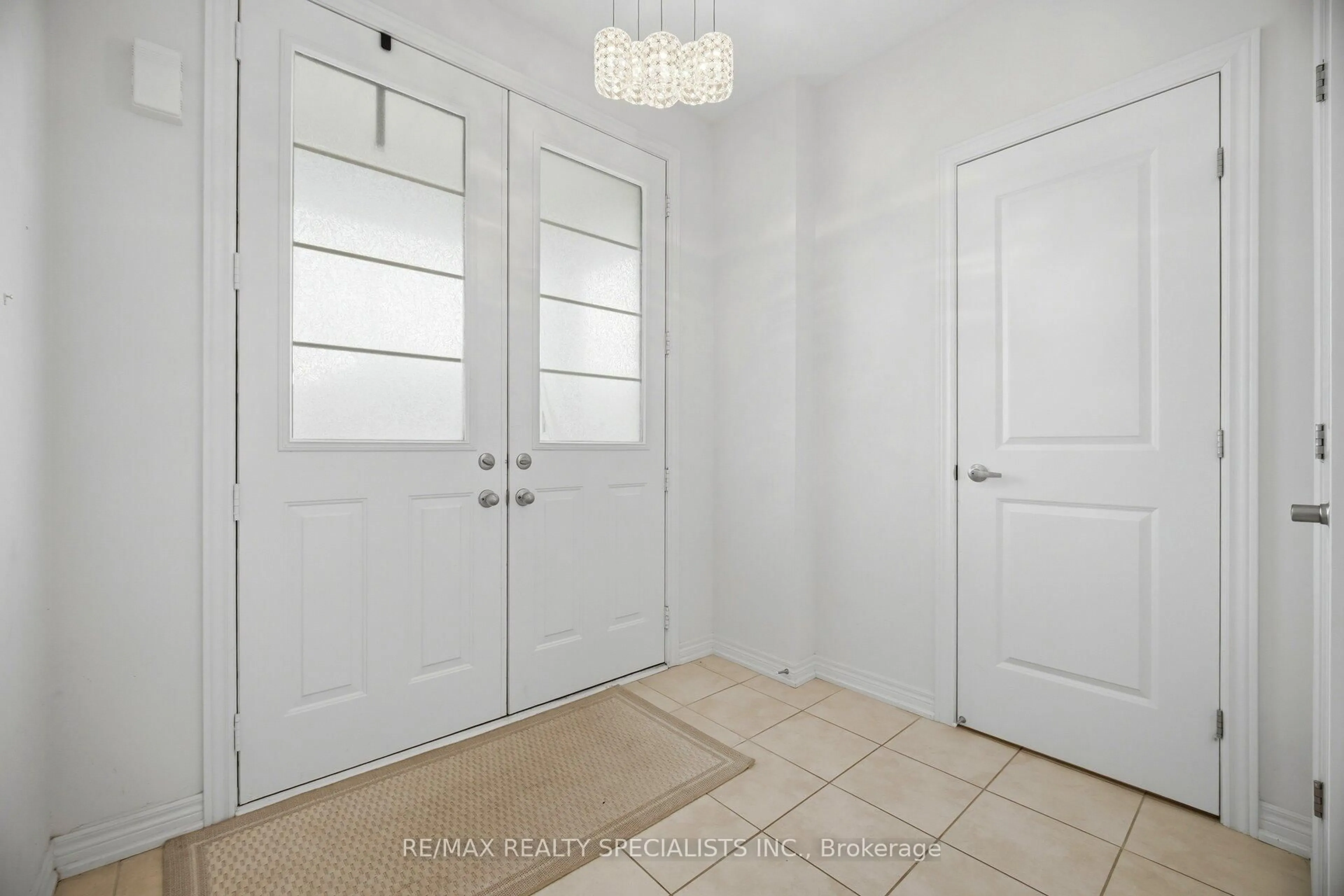Indoor entryway for 182 Whittington Dr, Hamilton Ontario L9K 0H5