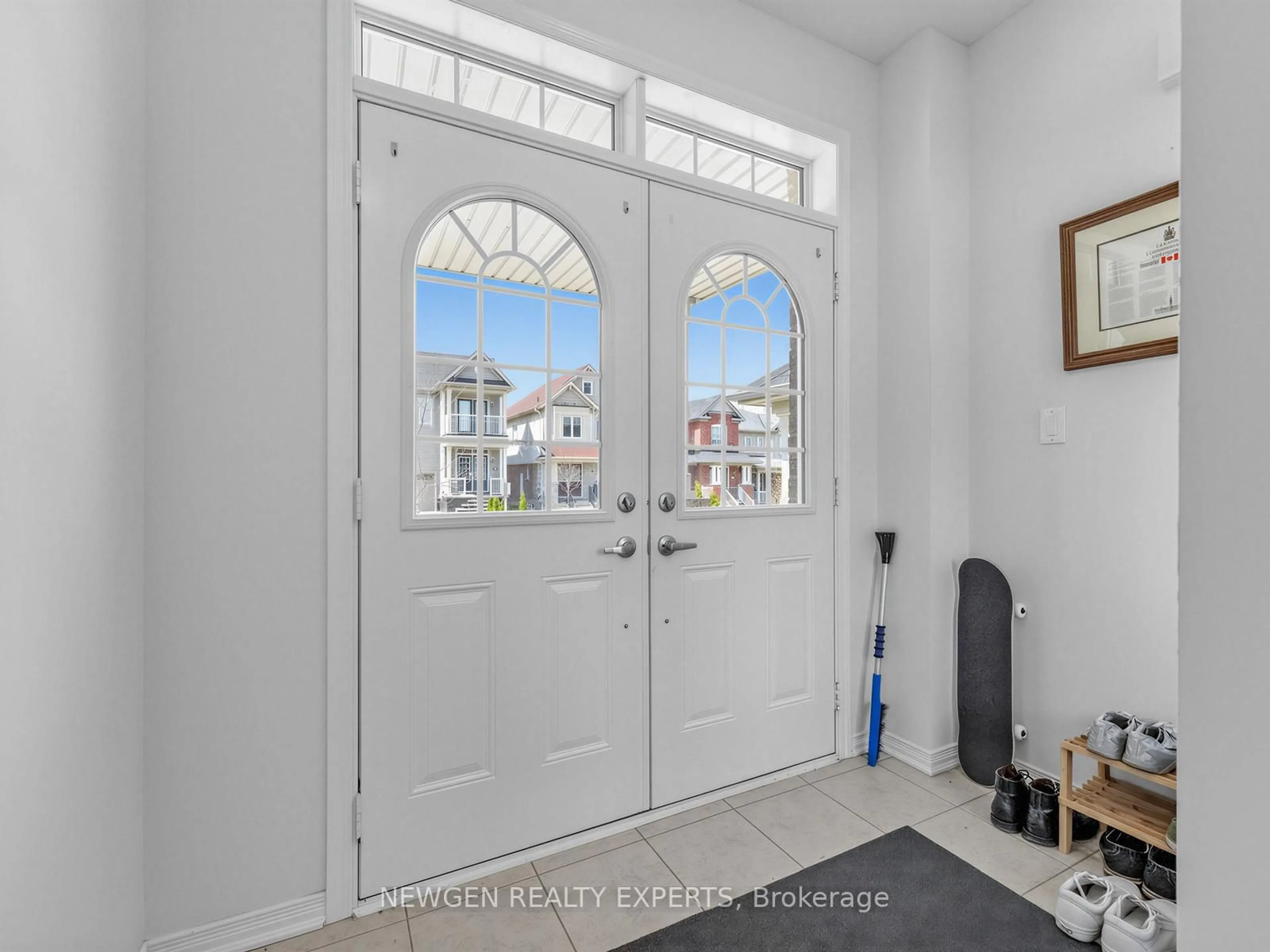 Indoor entryway for 28 Mccargow Dr, Haldimand Ontario N3W 0C3