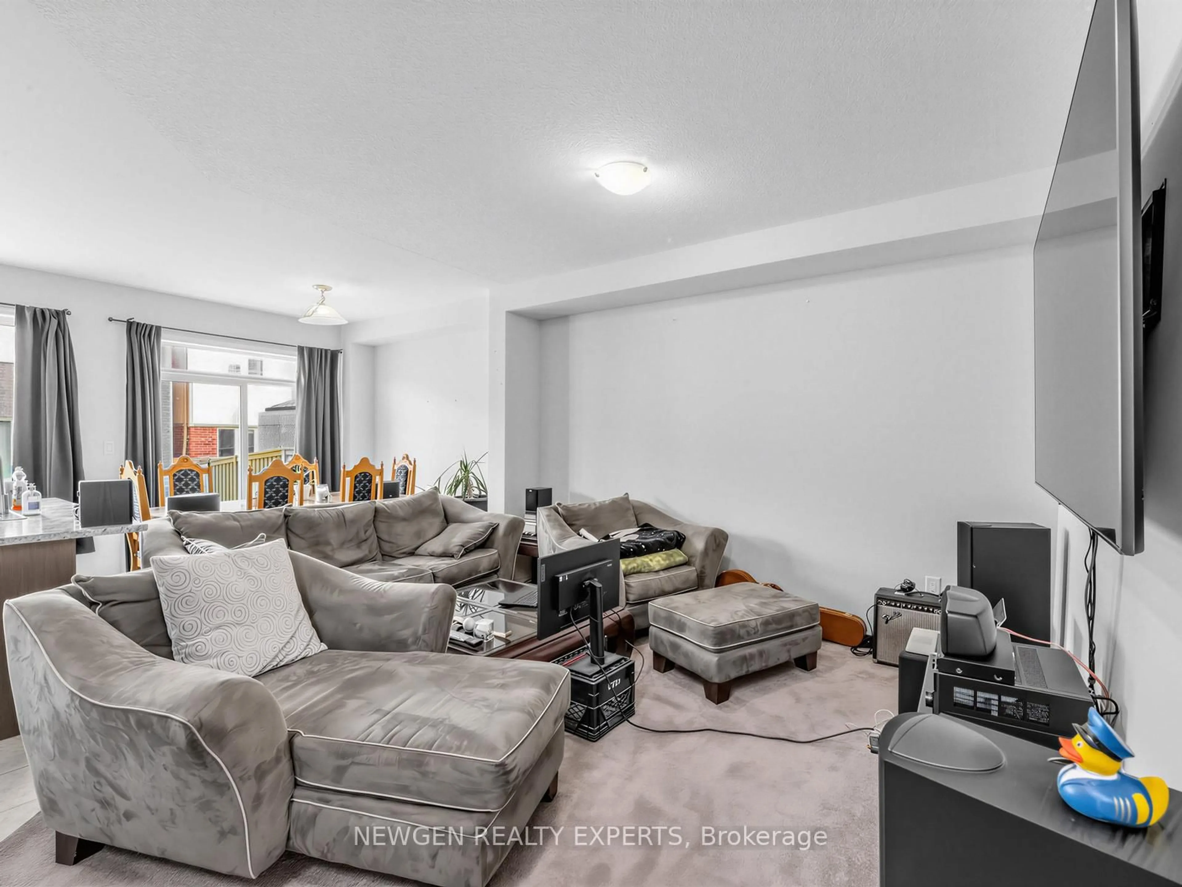Living room with furniture, unknown for 28 Mccargow Dr, Haldimand Ontario N3W 0C3