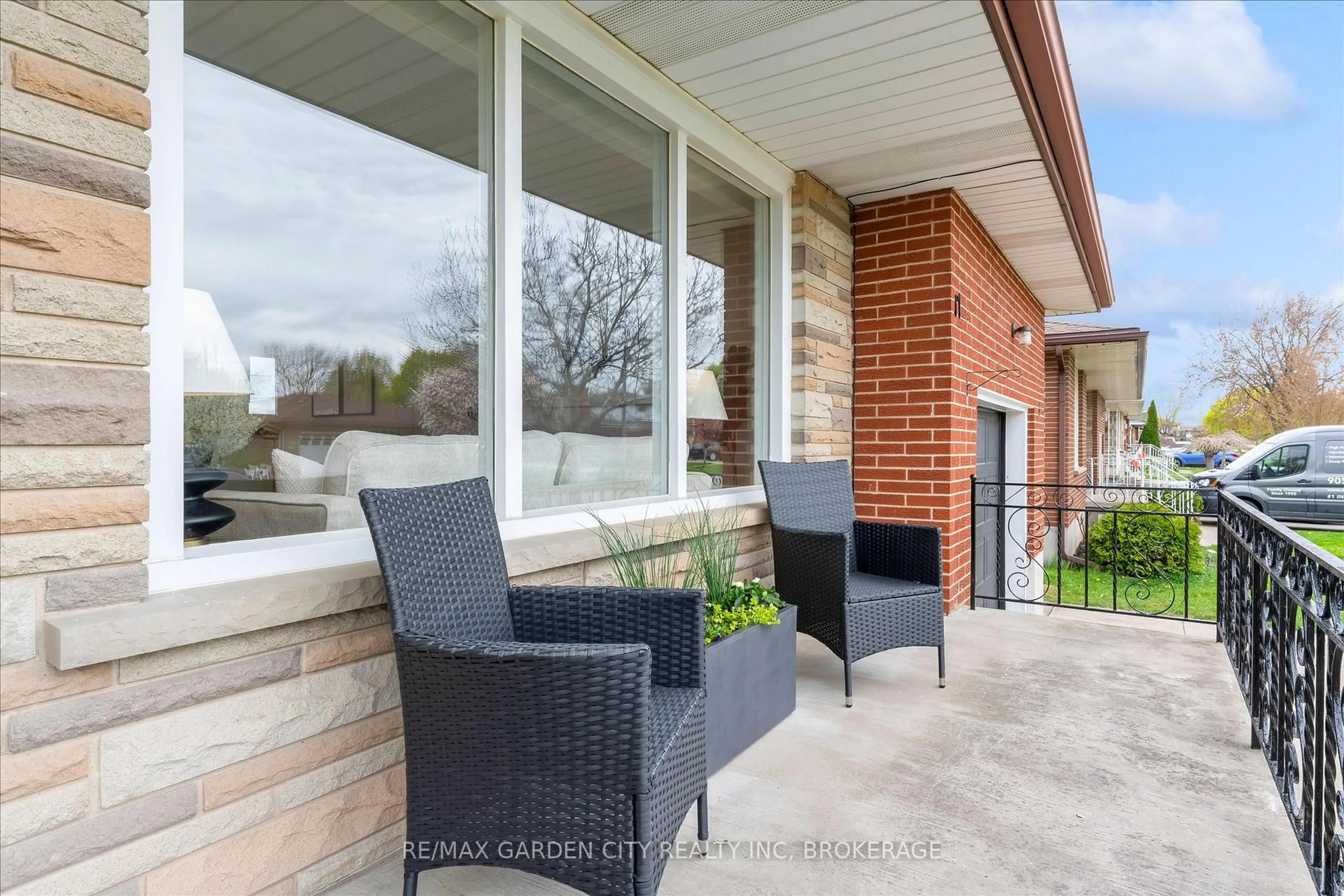 Patio, street for 17 St. Charles Dr, Thorold Ontario L2V 2W3