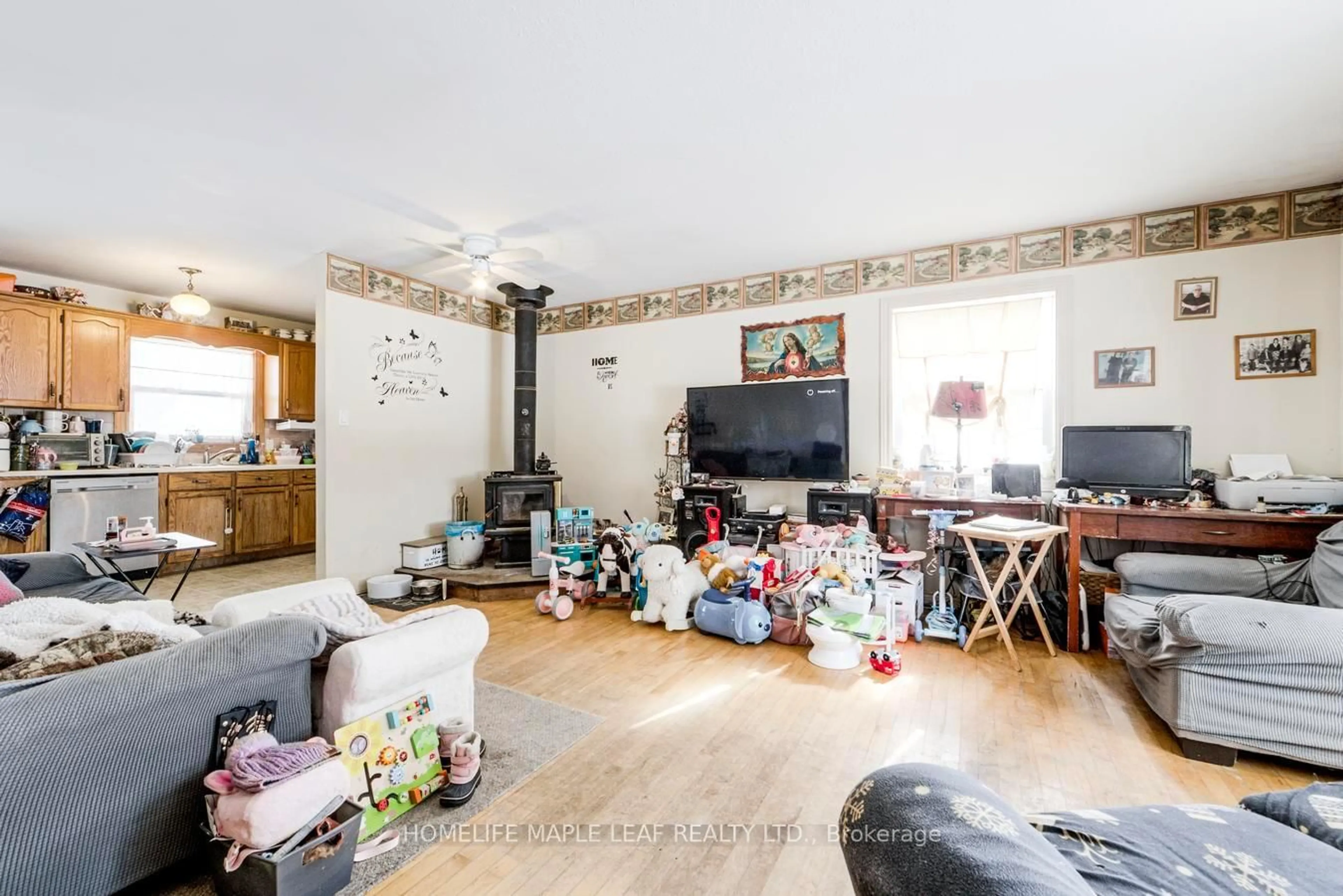 A pic of a room for 935545 Airport Rd, Mono Ontario L9V 1C3