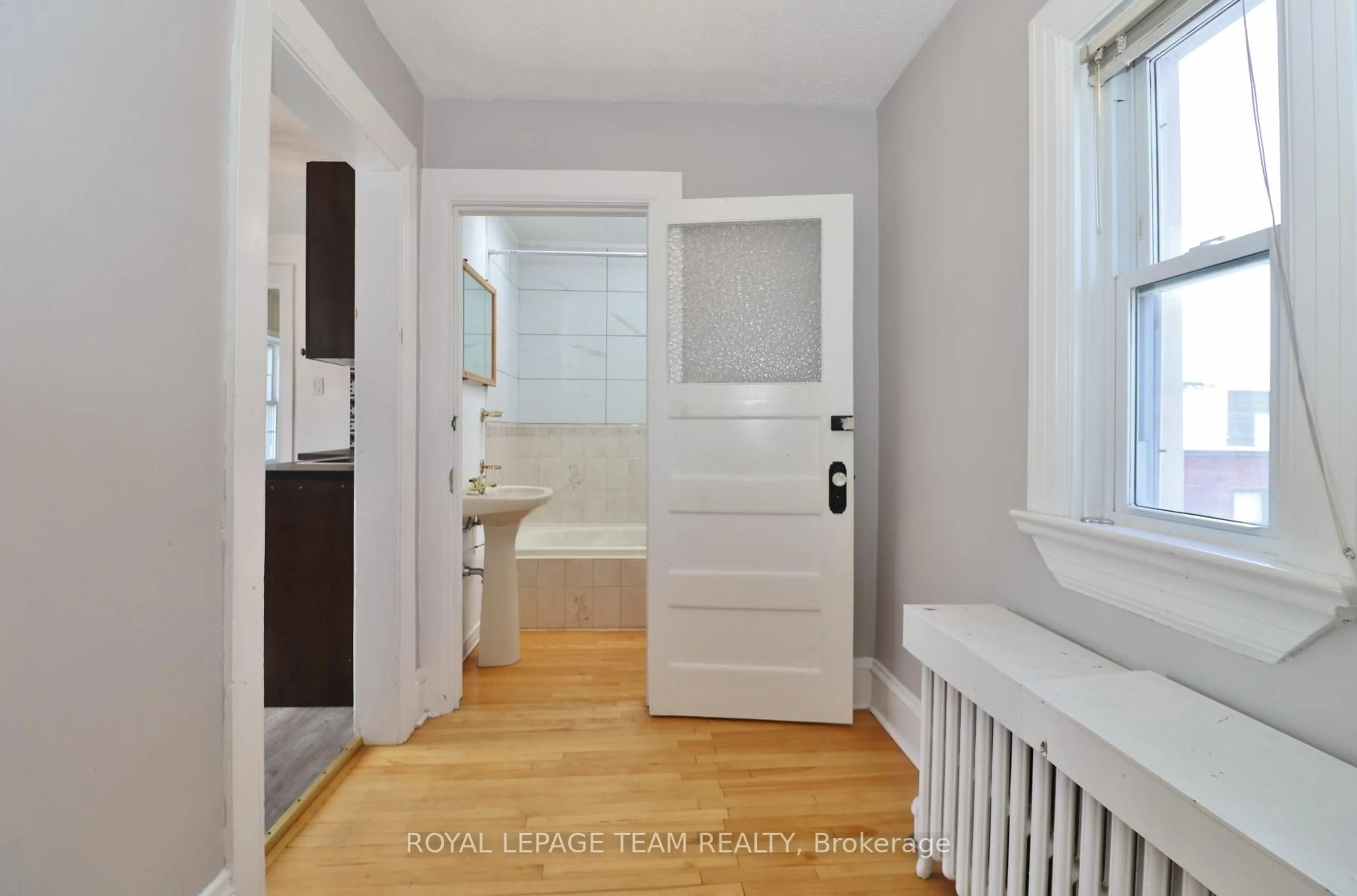Indoor entryway for 438 Parkdale Ave, Ottawa Ontario K1Y 1H1