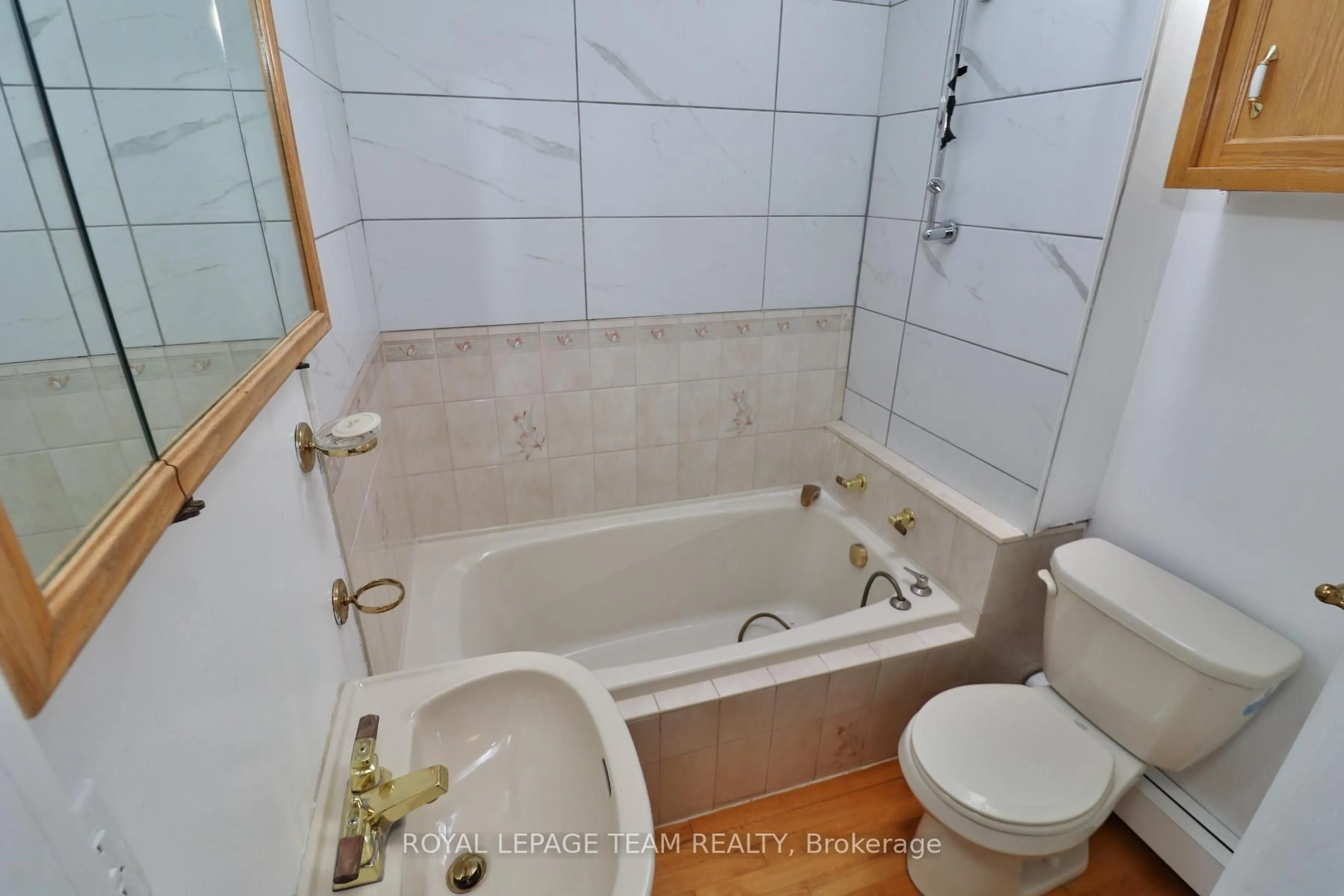 Standard bathroom, ceramic/tile floor for 438 Parkdale Ave, Ottawa Ontario K1Y 1H1