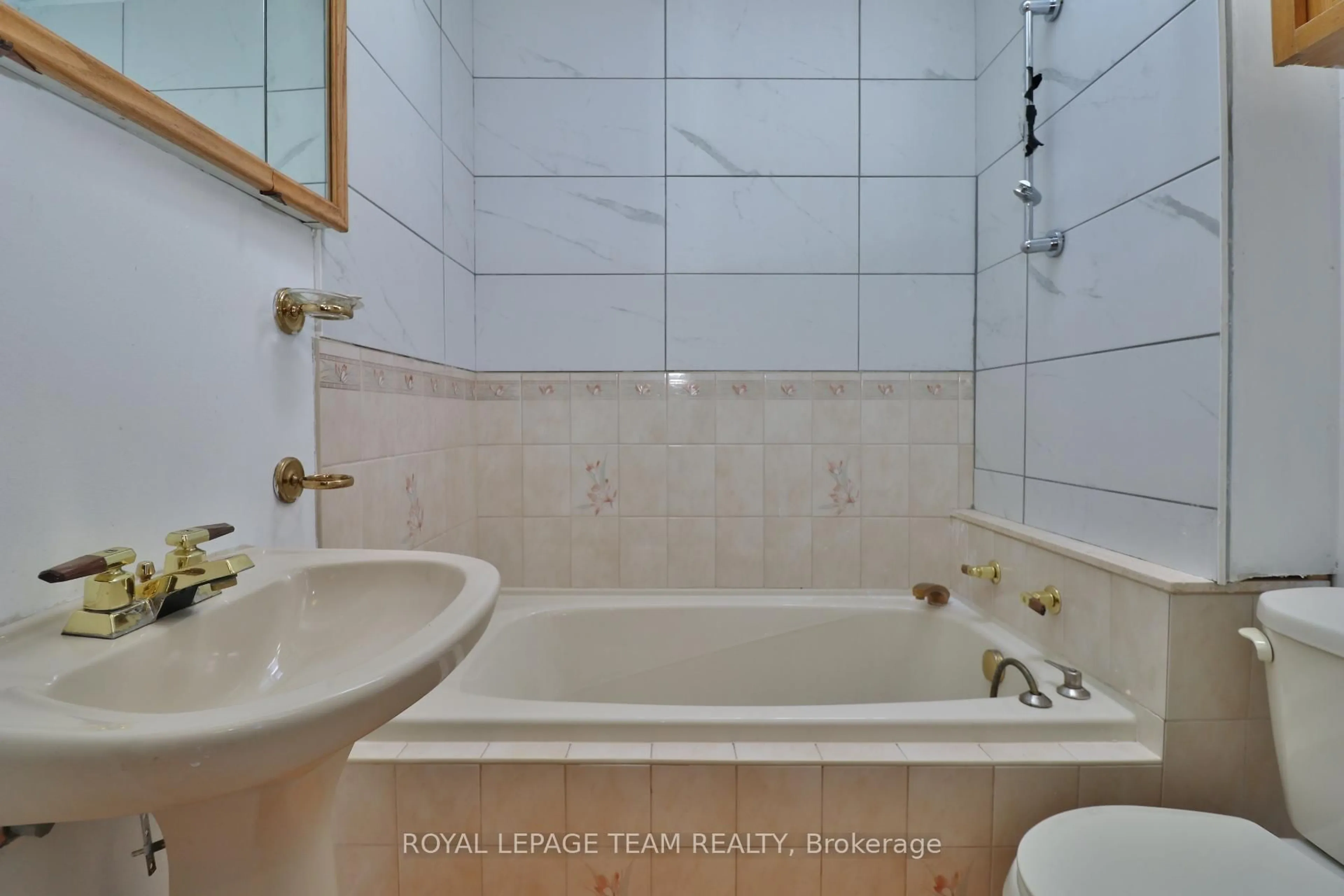Standard bathroom, ceramic/tile floor for 438 Parkdale Ave, Ottawa Ontario K1Y 1H1