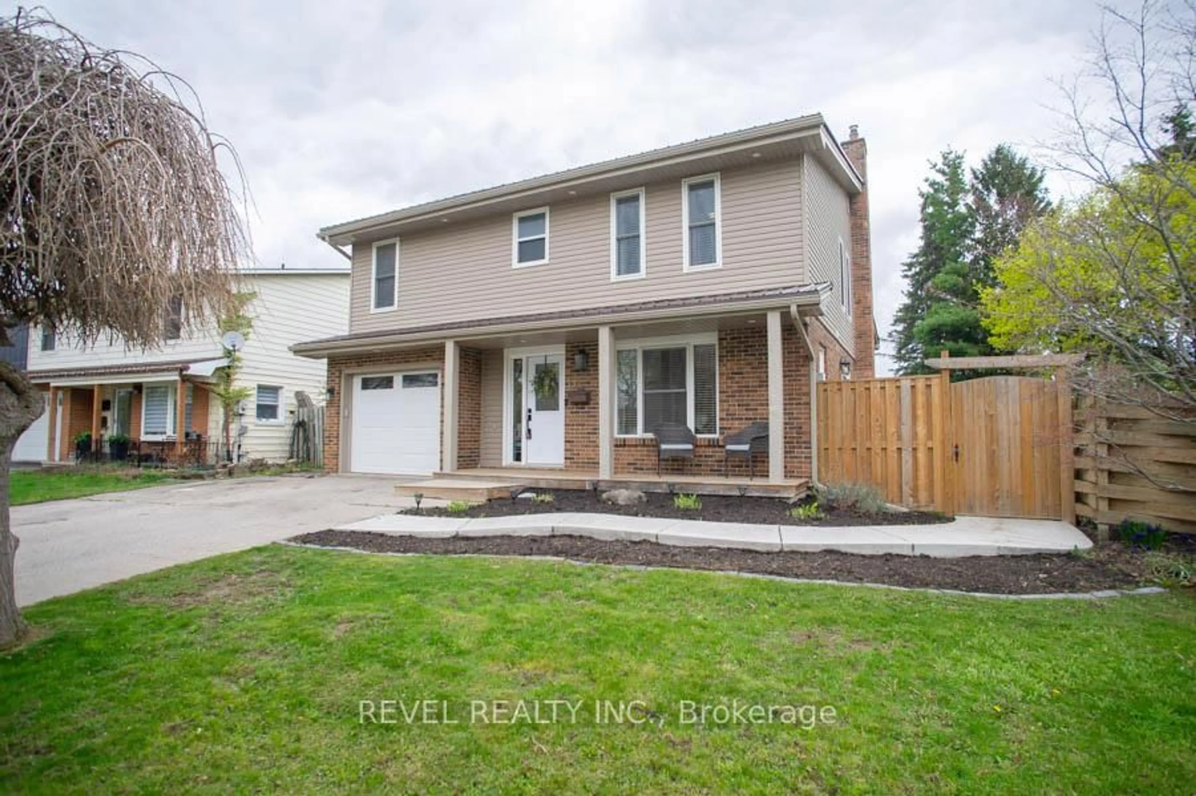 Home with vinyl exterior material, street for 331 Brantwood Park Rd, Brantford Ontario N3P 1G7