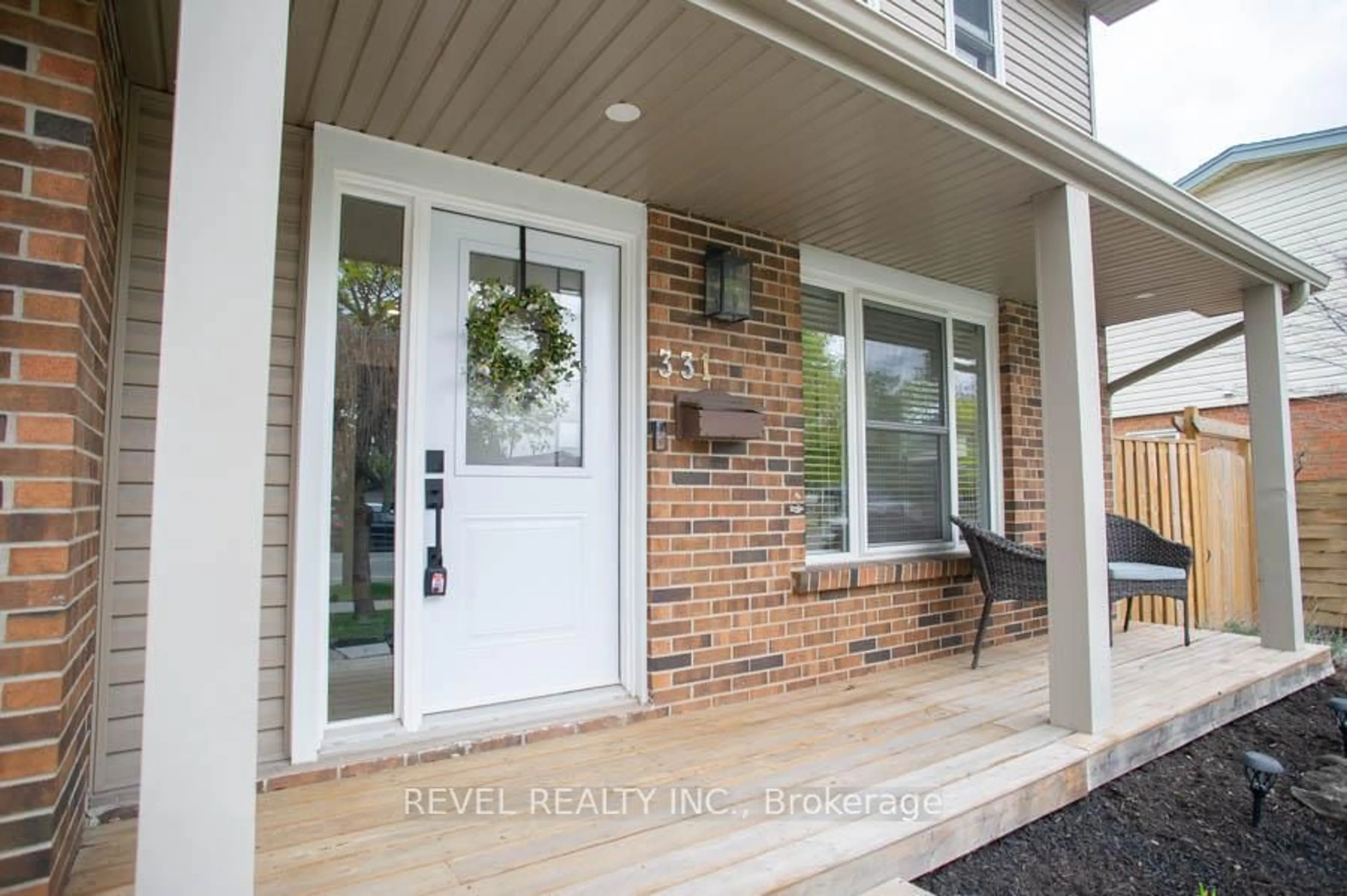 Indoor entryway for 331 Brantwood Park Rd, Brantford Ontario N3P 1G7