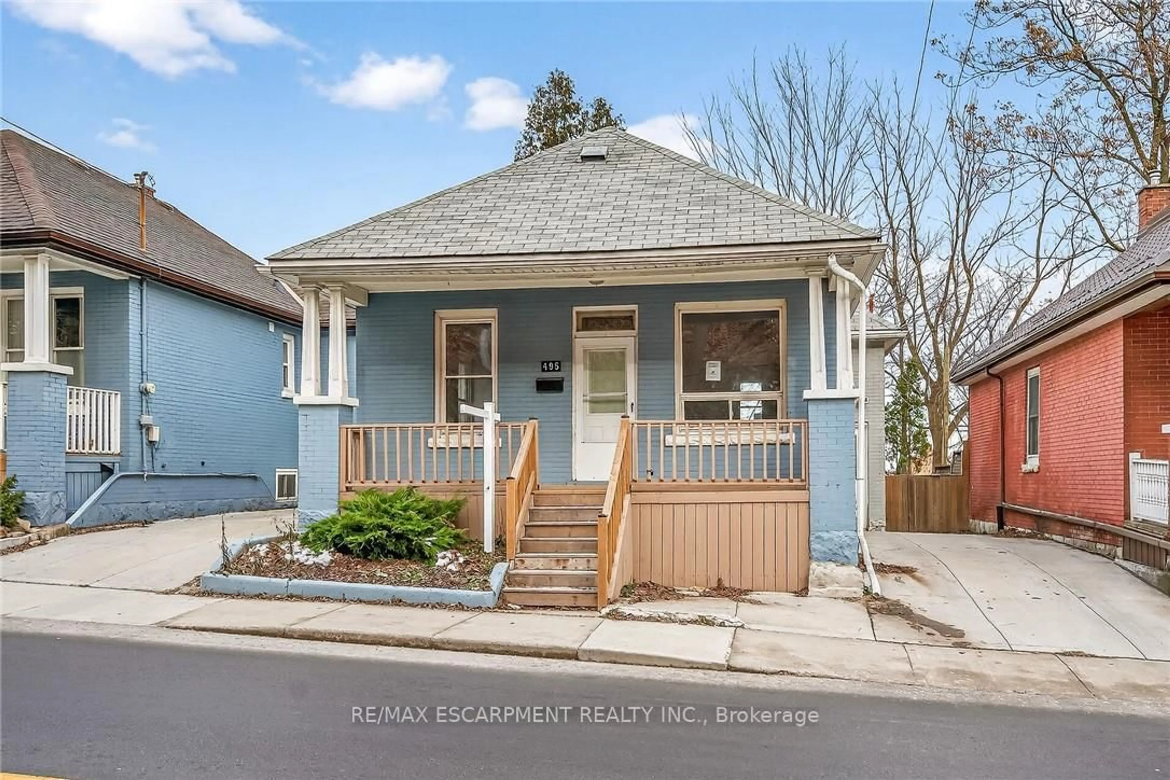 Home with vinyl exterior material, street for 495 Charlton Ave, Hamilton Ontario L8N 1Z4