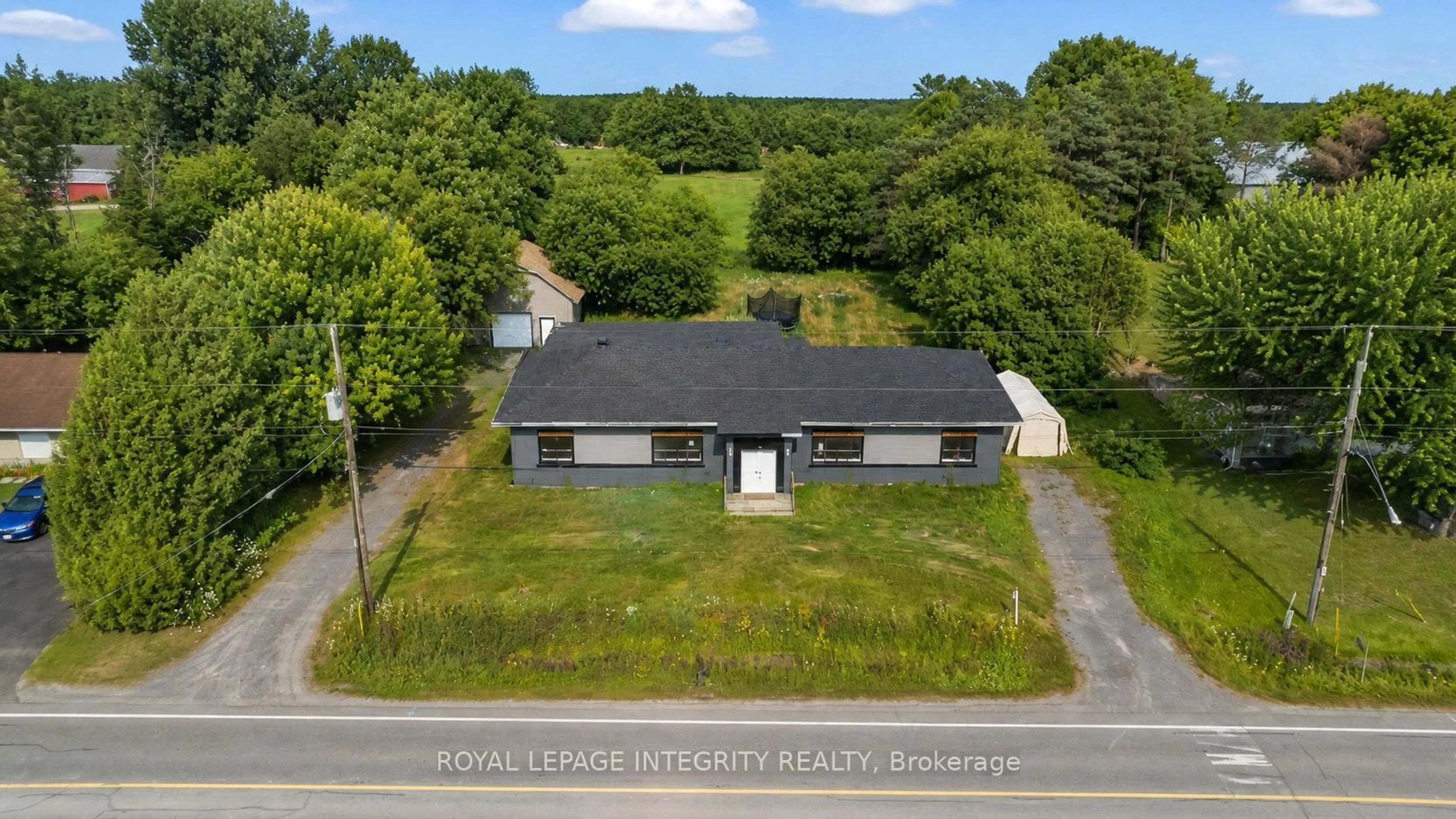 A pic from outside/outdoor area/front of a property/back of a property/a pic from drone, building for 3823 Drouin Rd, Clarence-Rockland Ontario K0A 2A0