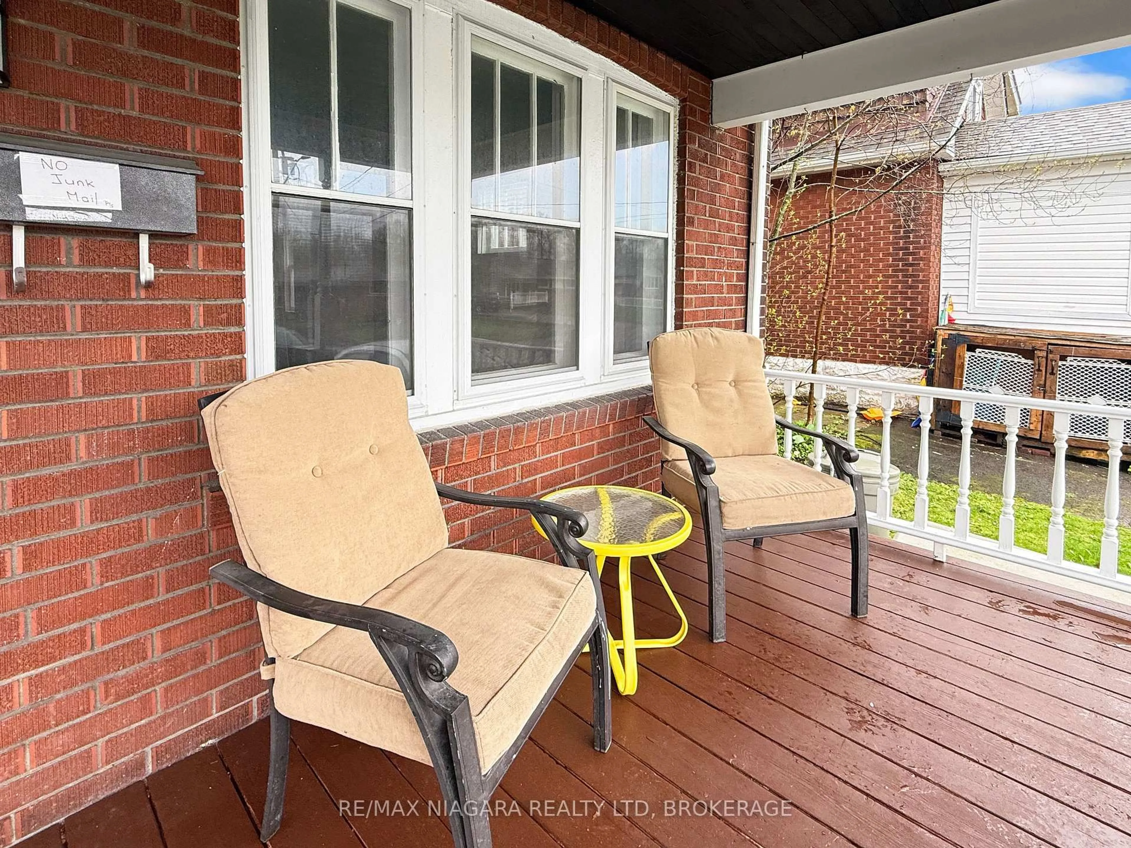 Patio, street for 361 Bowen Rd, Fort Erie Ontario L2A 2Z2