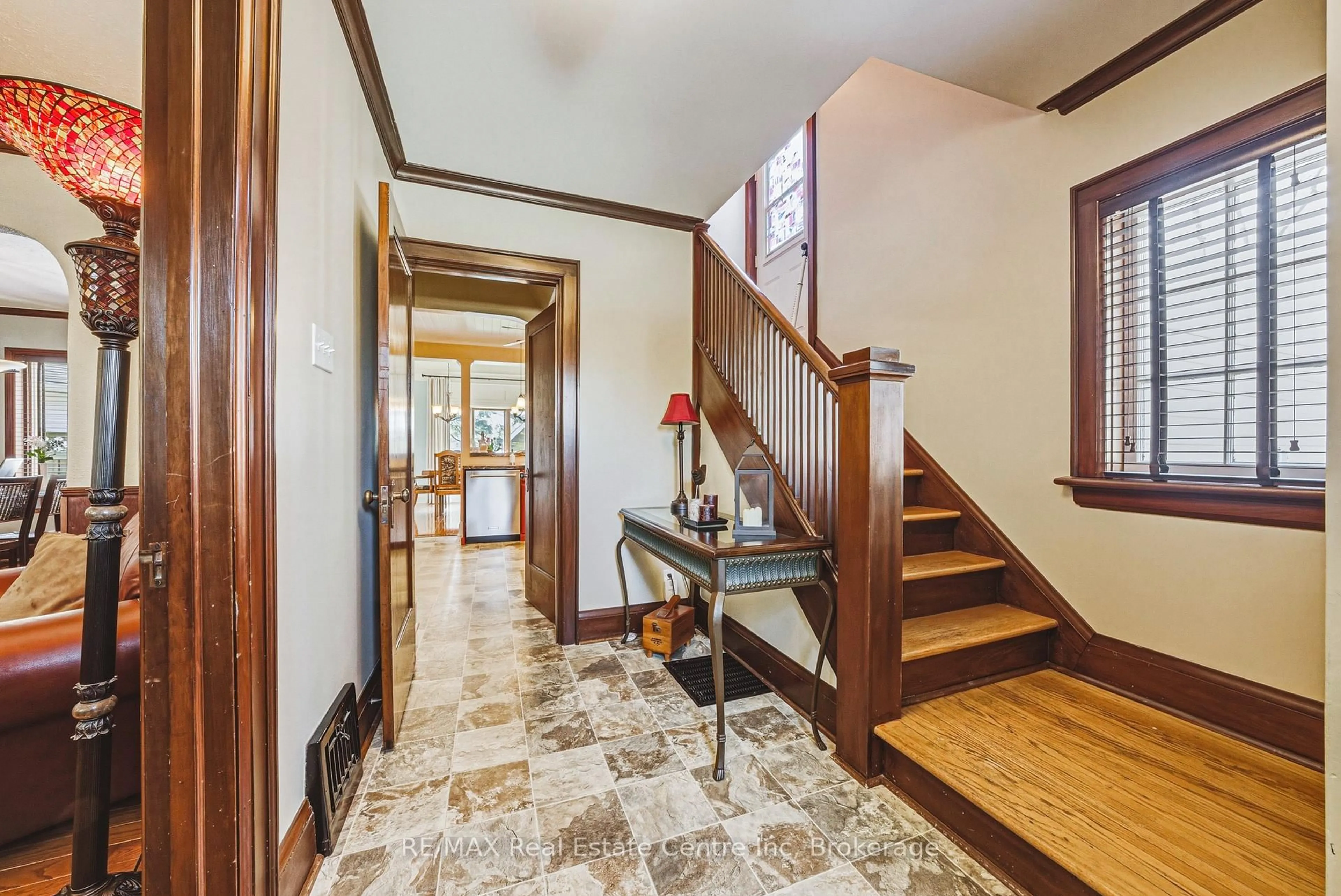 Indoor foyer for 55 Vancamp Ave, Kitchener Ontario N2M 1J1