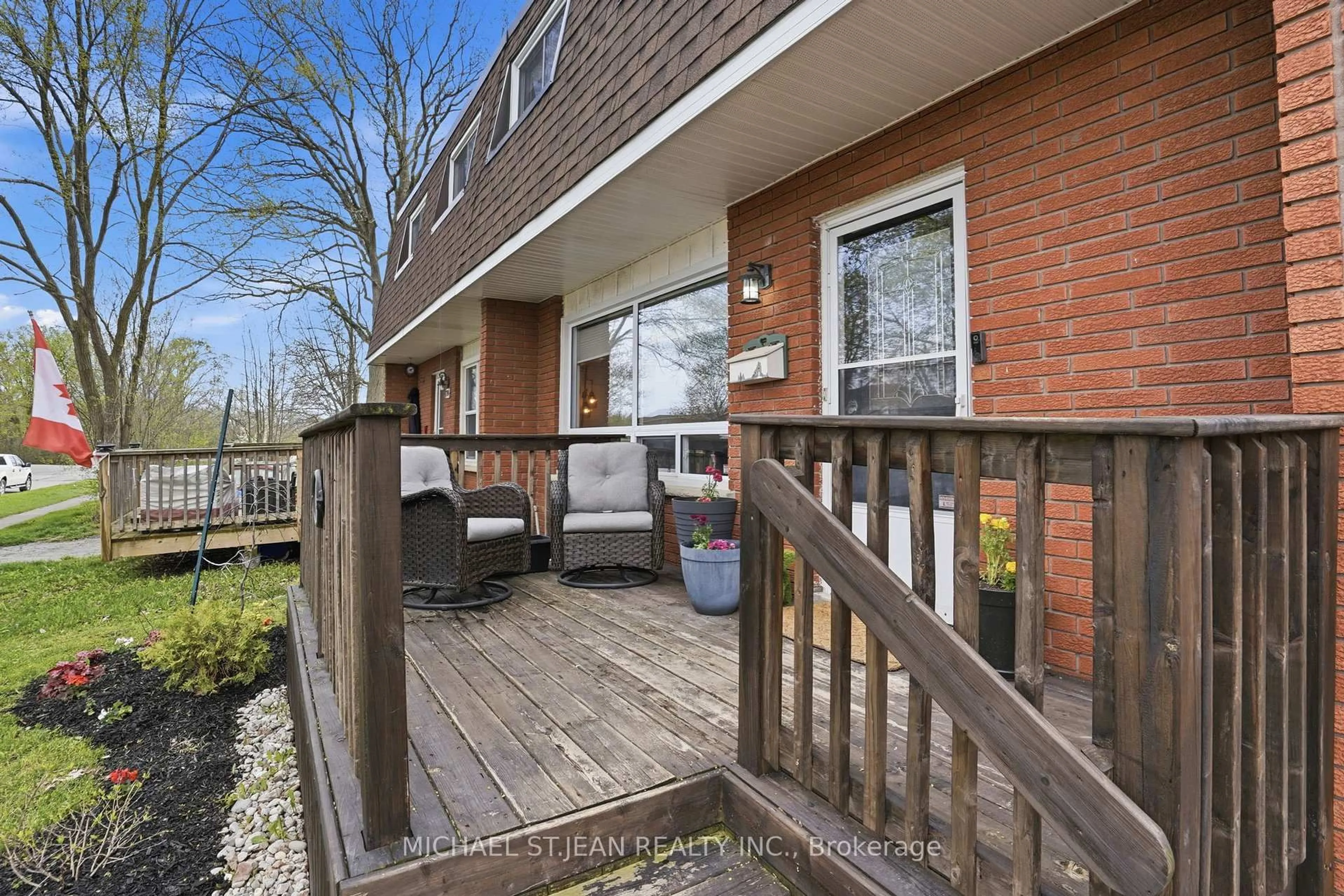 Patio, street for 282 Roach Ave, Welland Ontario L3C 2W4