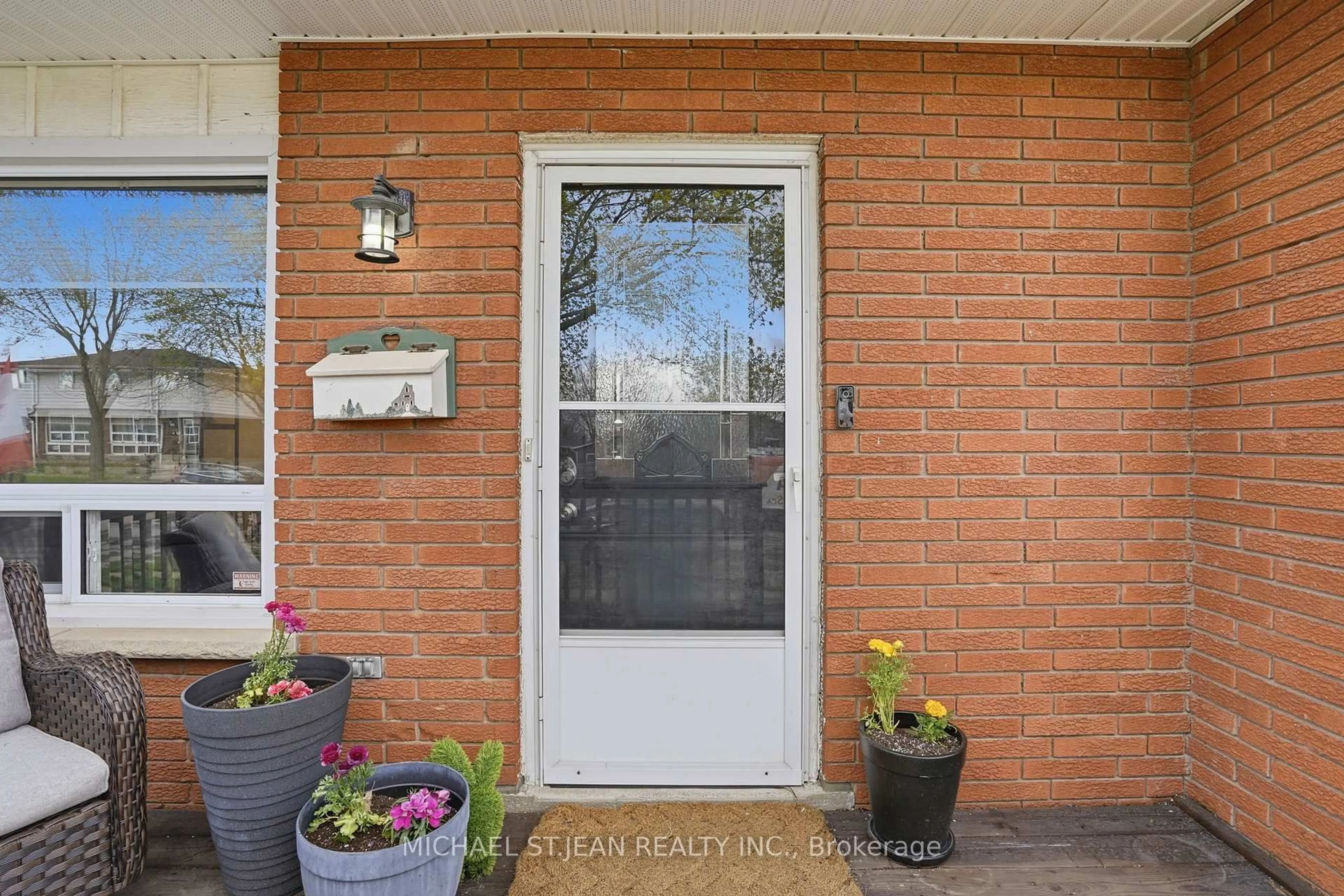 Indoor entryway for 282 Roach Ave, Welland Ontario L3C 2W4