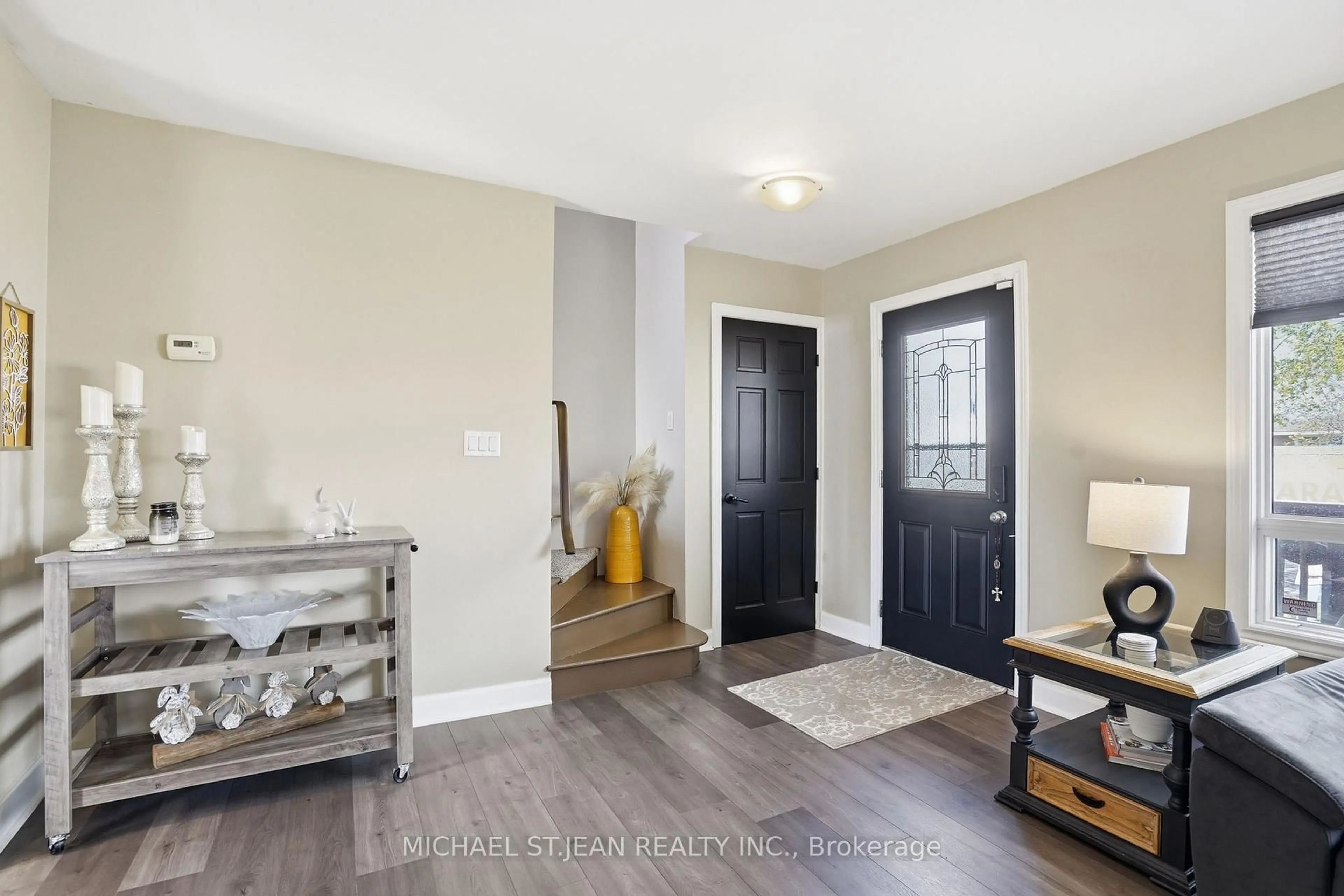 Indoor entryway for 282 Roach Ave, Welland Ontario L3C 2W4