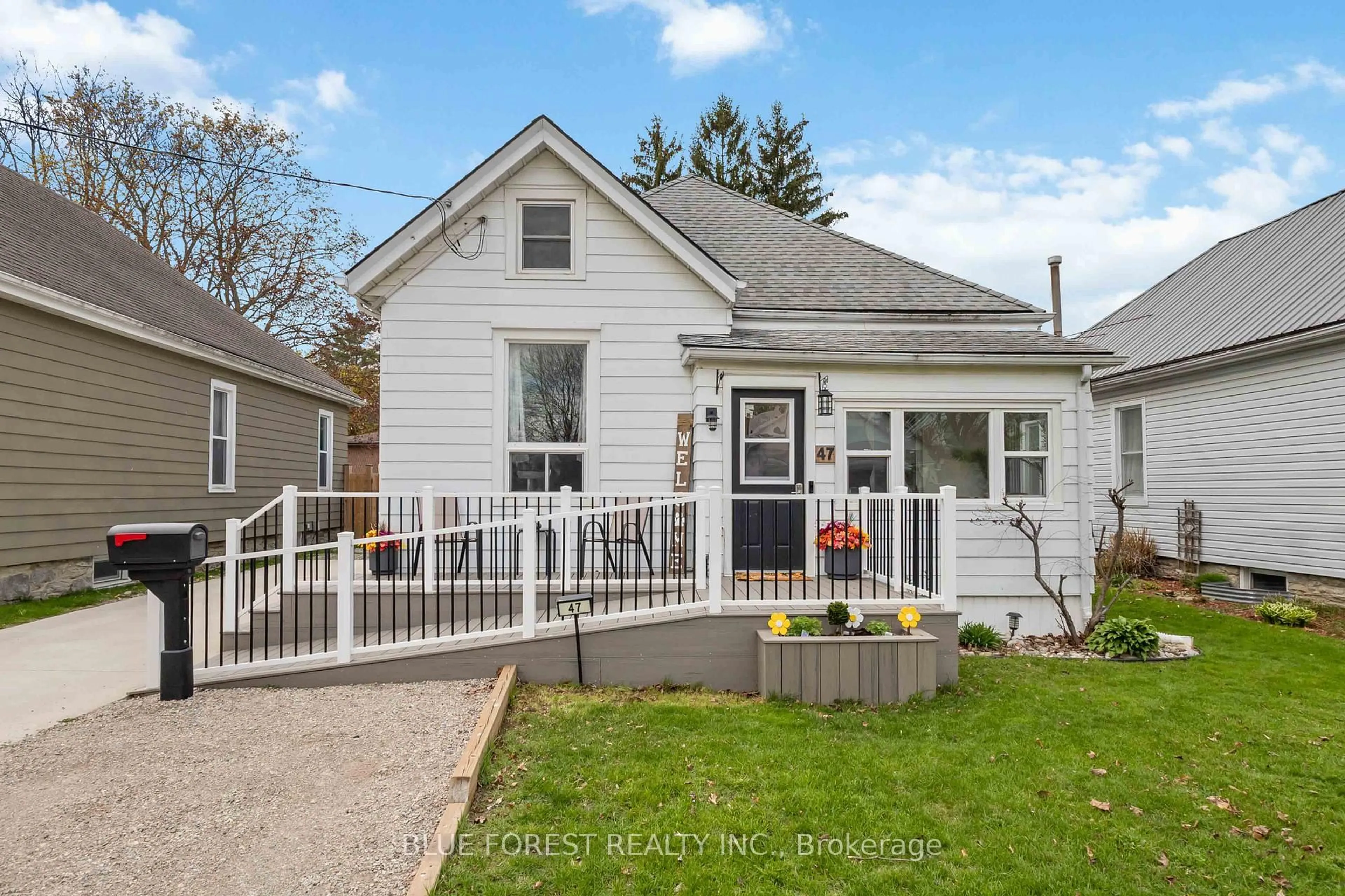 Home with vinyl exterior material, street for 47 Devonshire Pl, St. Thomas Ontario N5R 3N2