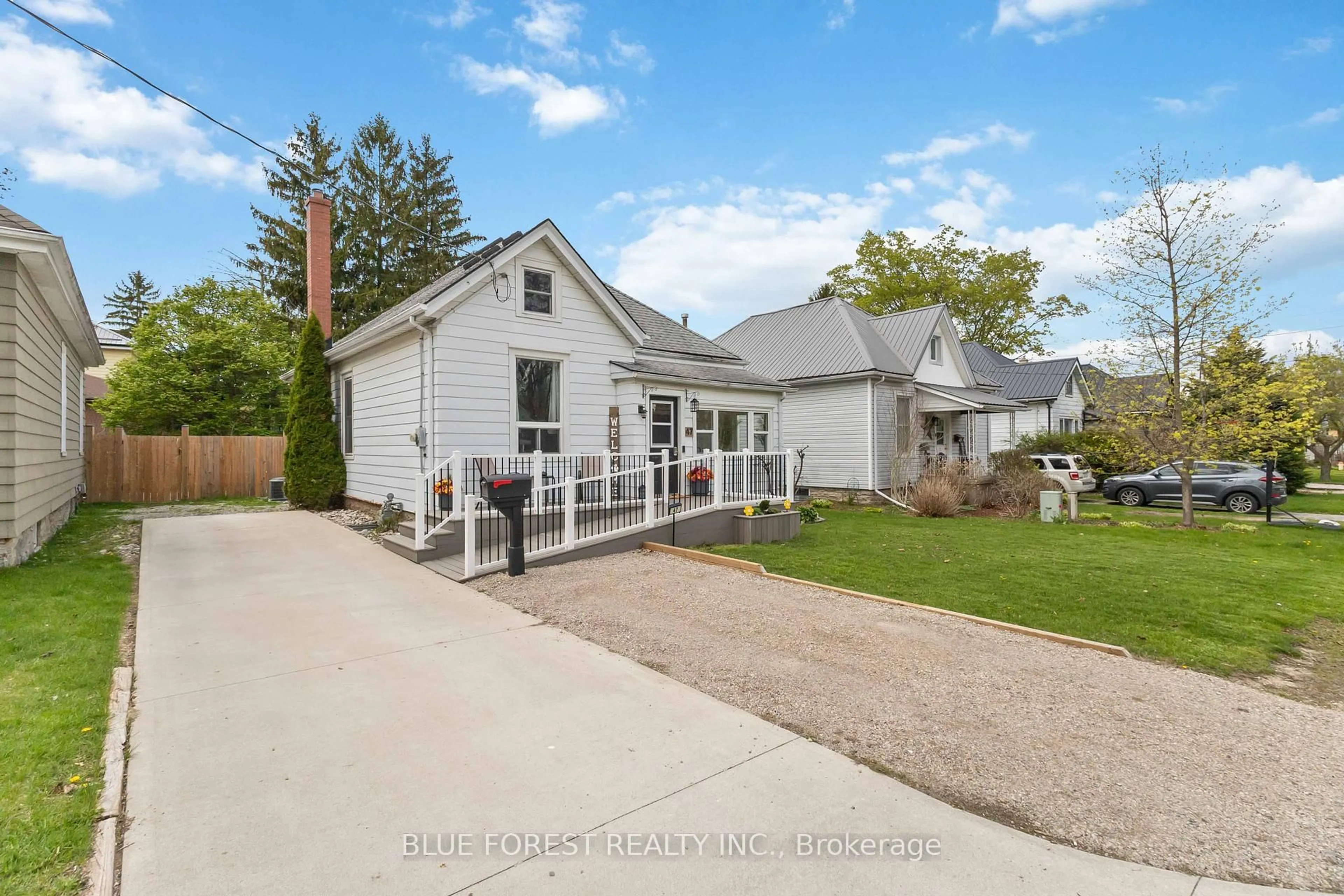 A pic from outside/outdoor area/front of a property/back of a property/a pic from drone, street for 47 Devonshire Pl, St. Thomas Ontario N5R 3N2