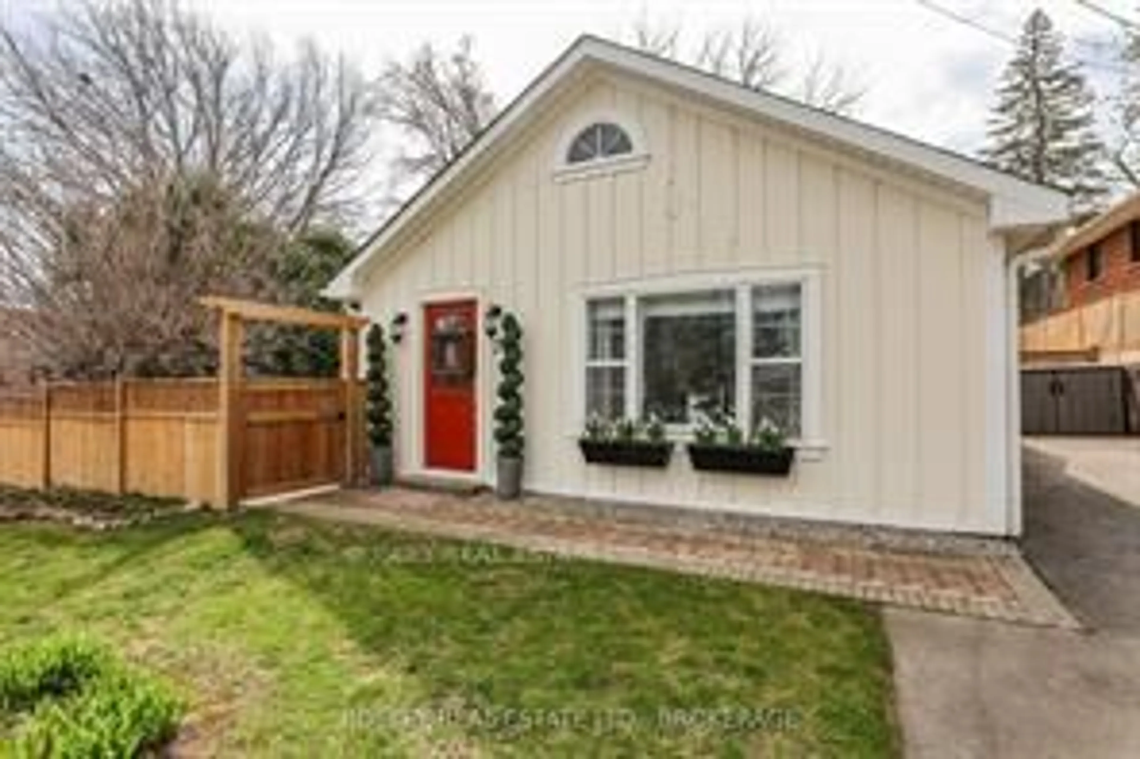 Home with brick exterior material, street for 29 Dumfries St, Niagara-on-the-Lake Ontario L0S 1L0