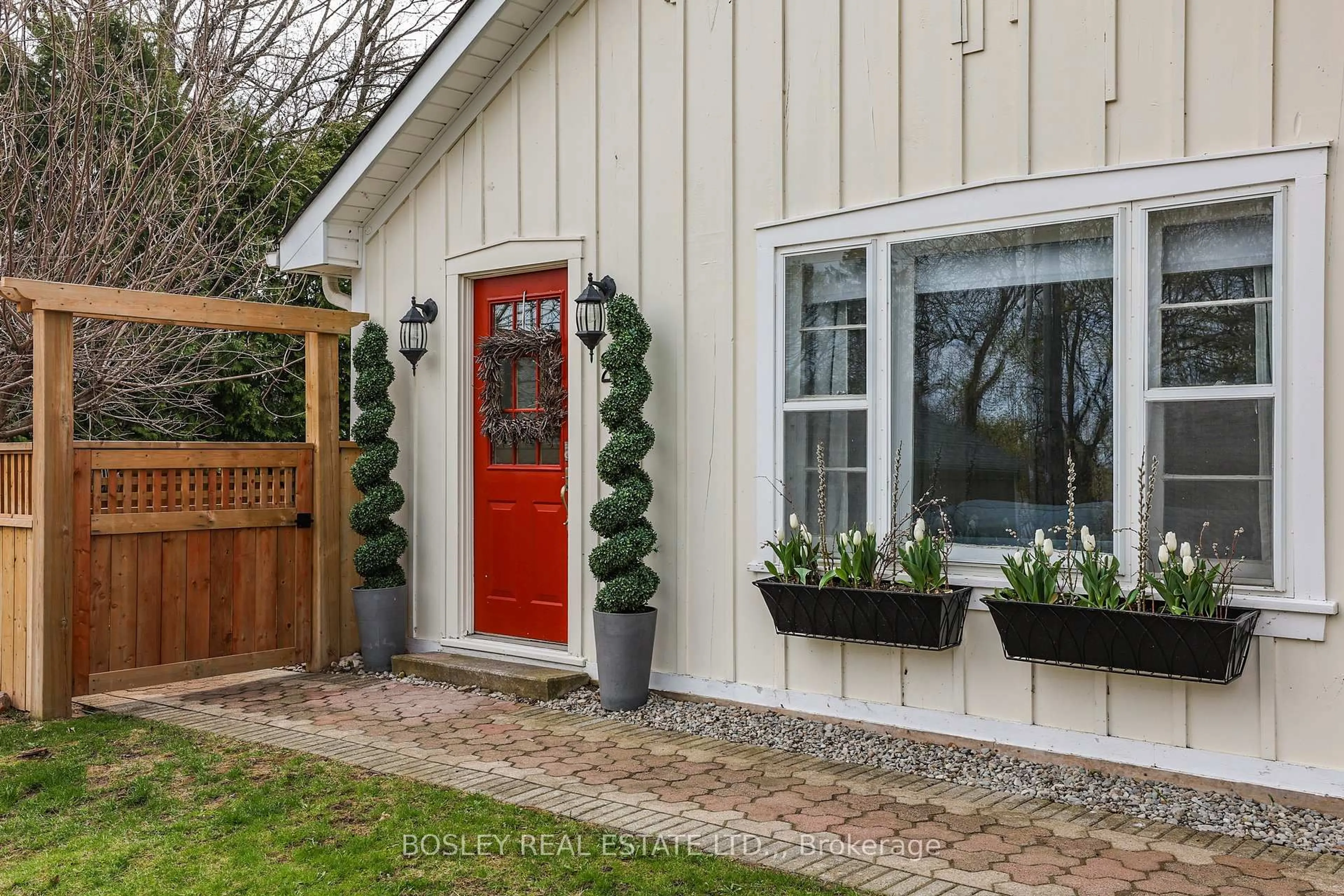 Indoor entryway for 29 Dumfries St, Niagara-on-the-Lake Ontario L0S 1L0