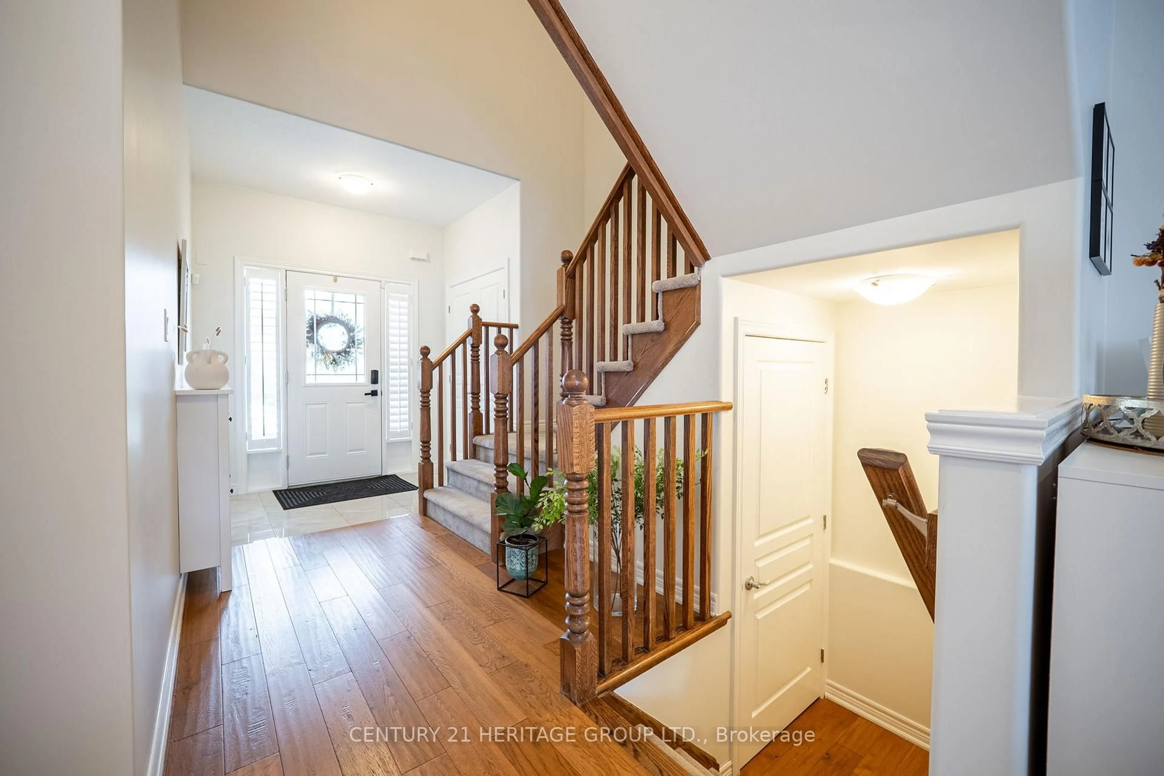 Indoor entryway for 195 Pumpkin Pass, Hamilton Ontario L0R 1C0