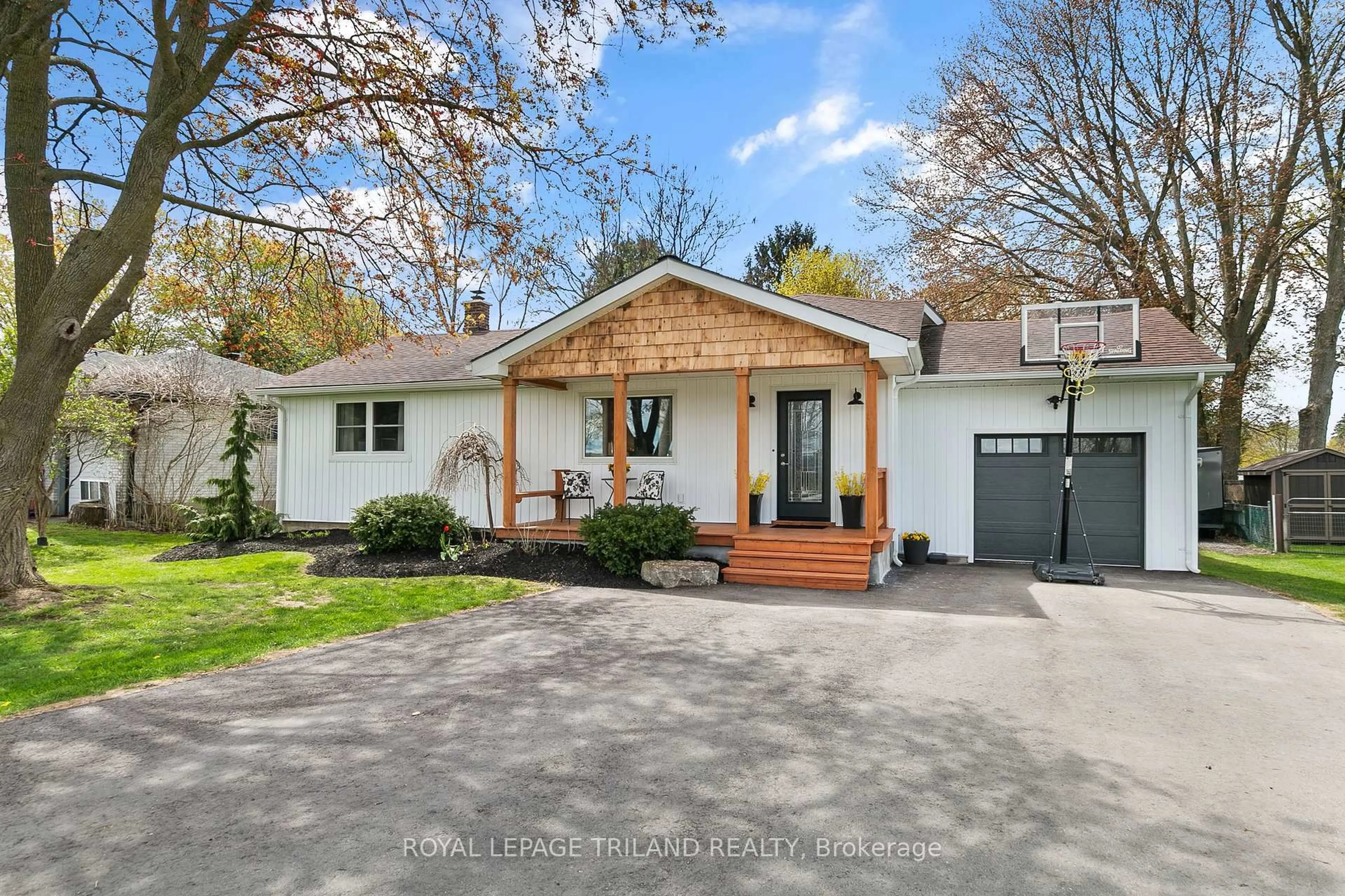 A pic from outside/outdoor area/front of a property/back of a property/a pic from drone, street for 298 Sunset Dr, Central Elgin Ontario N5R 3C5