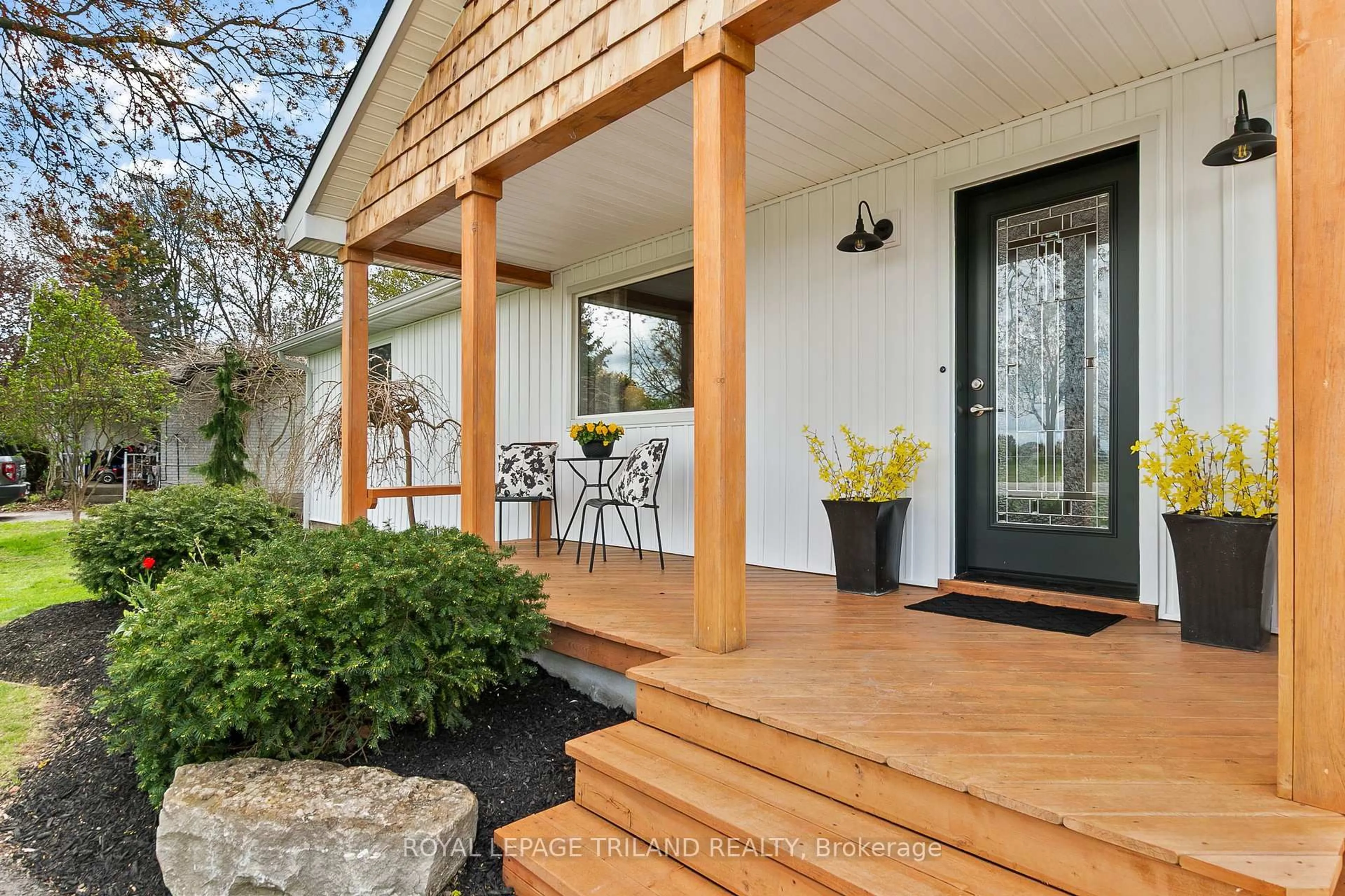 Indoor entryway for 298 Sunset Dr, Central Elgin Ontario N5R 3C5