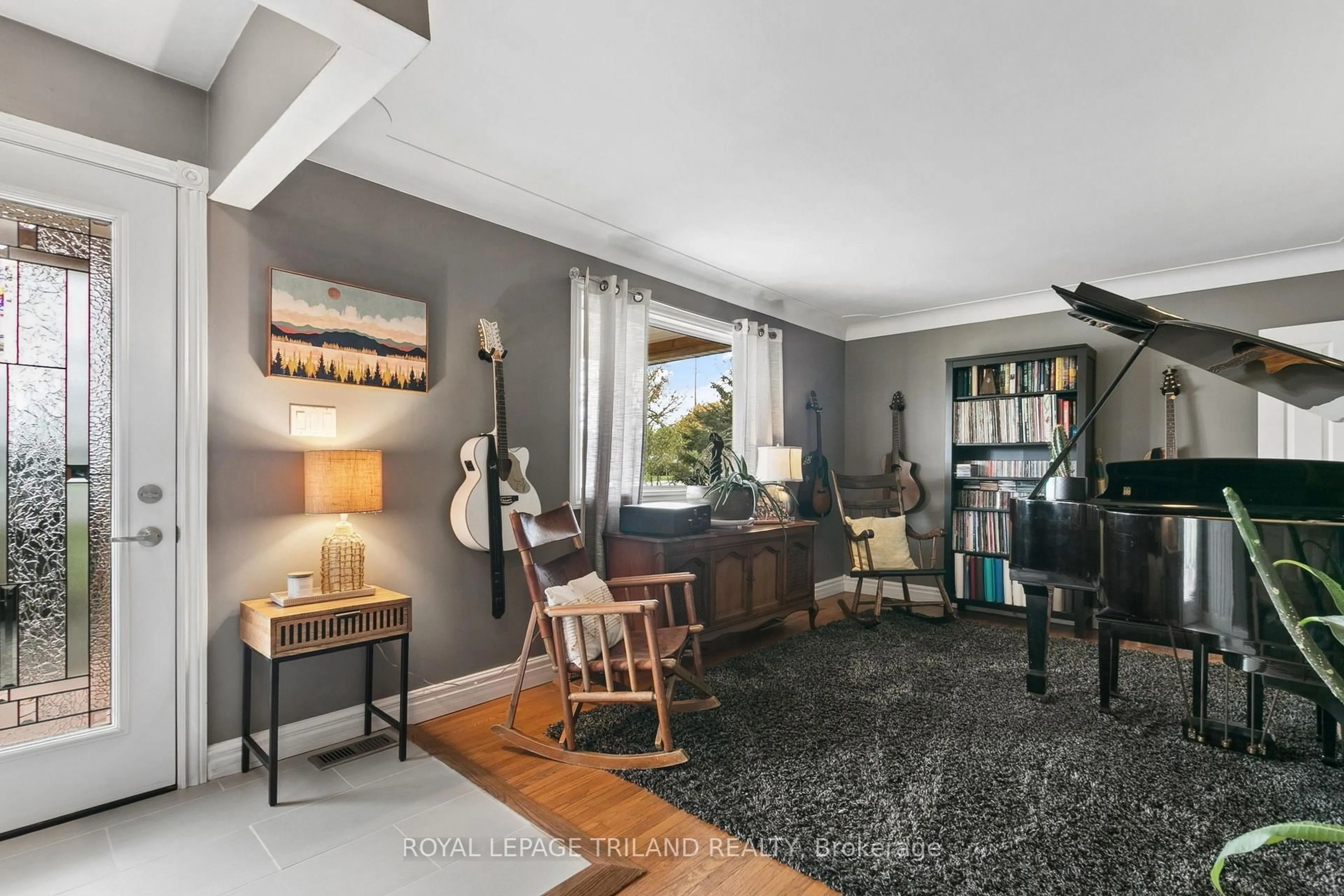 Living room with furniture, unknown for 298 Sunset Dr, Central Elgin Ontario N5R 3C5