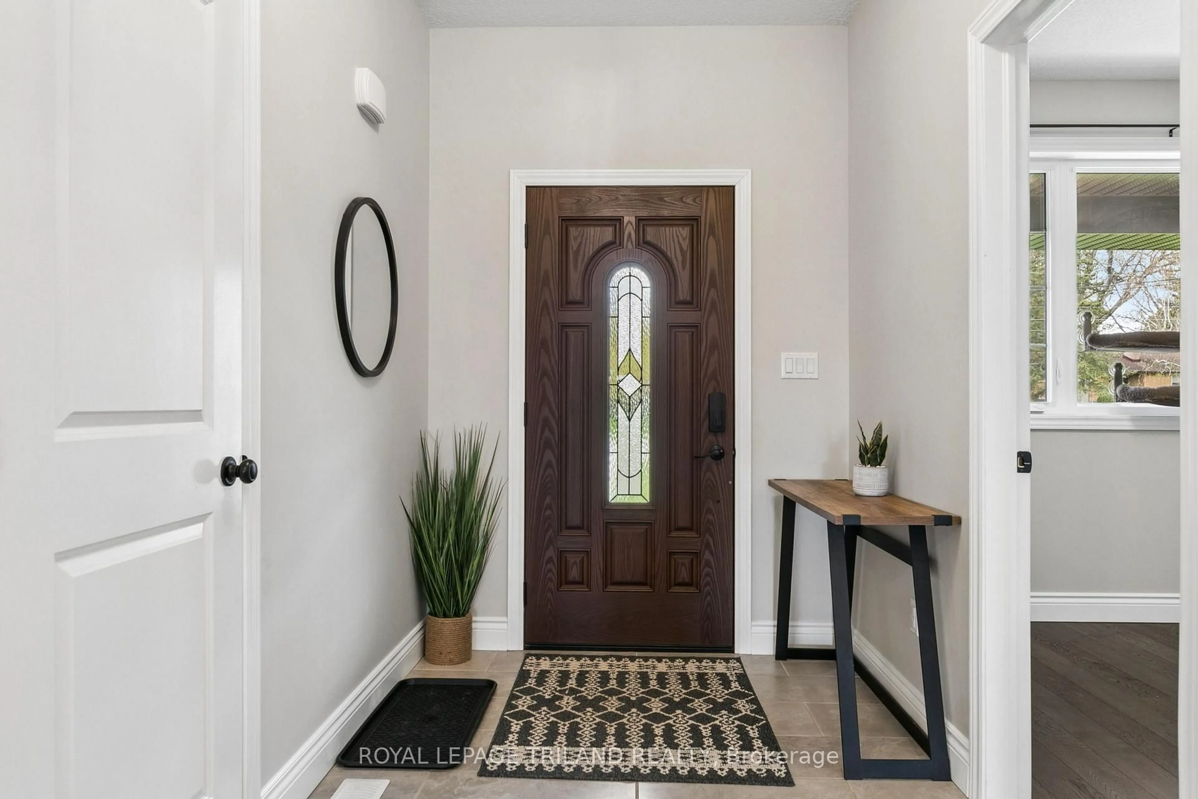 Indoor entryway for 76 Coulter Ave, St. Thomas Ontario N5R 5A6