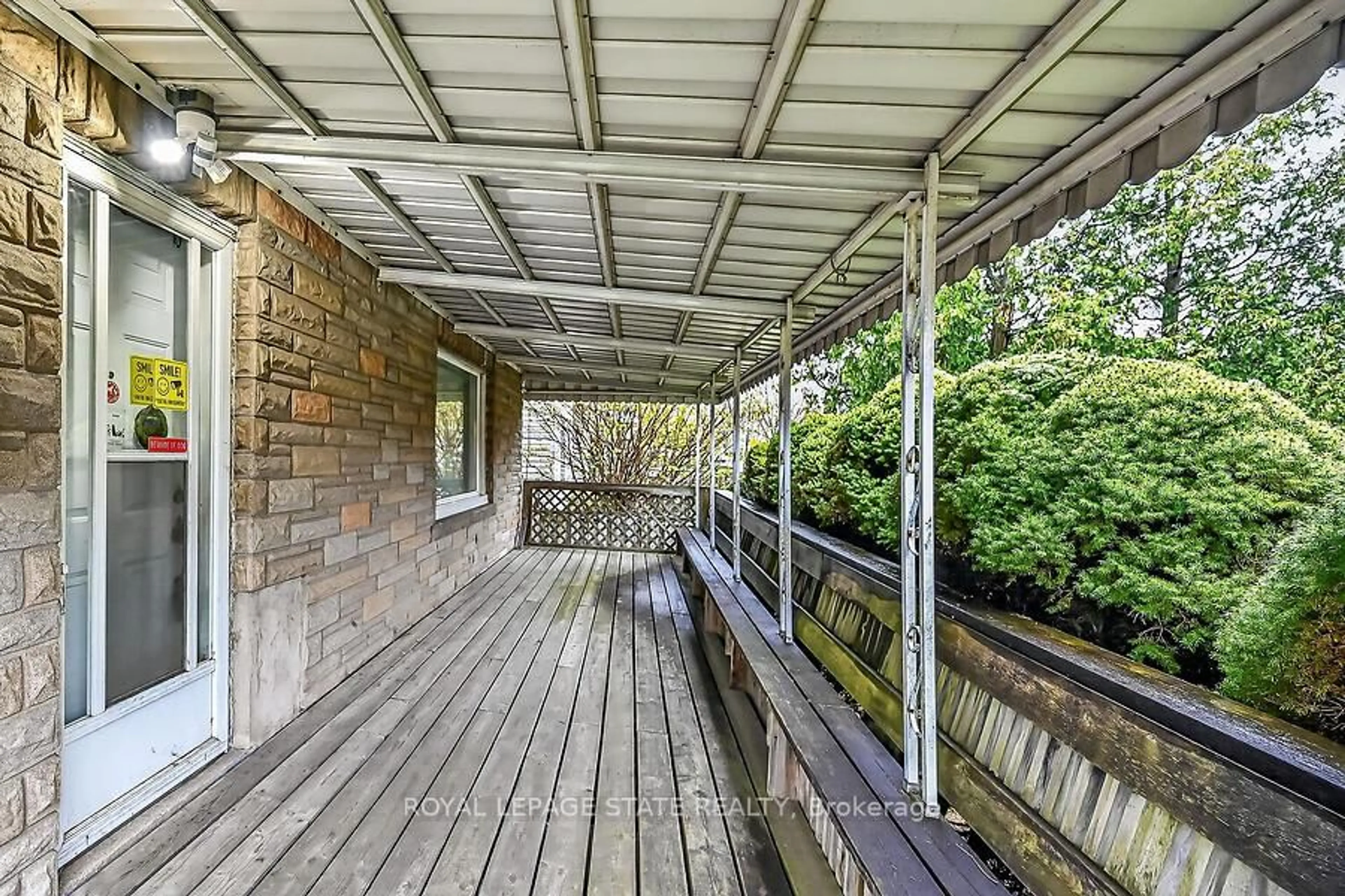 Patio, street for 419 East 42nd St, Hamilton Ontario L8T 3B2