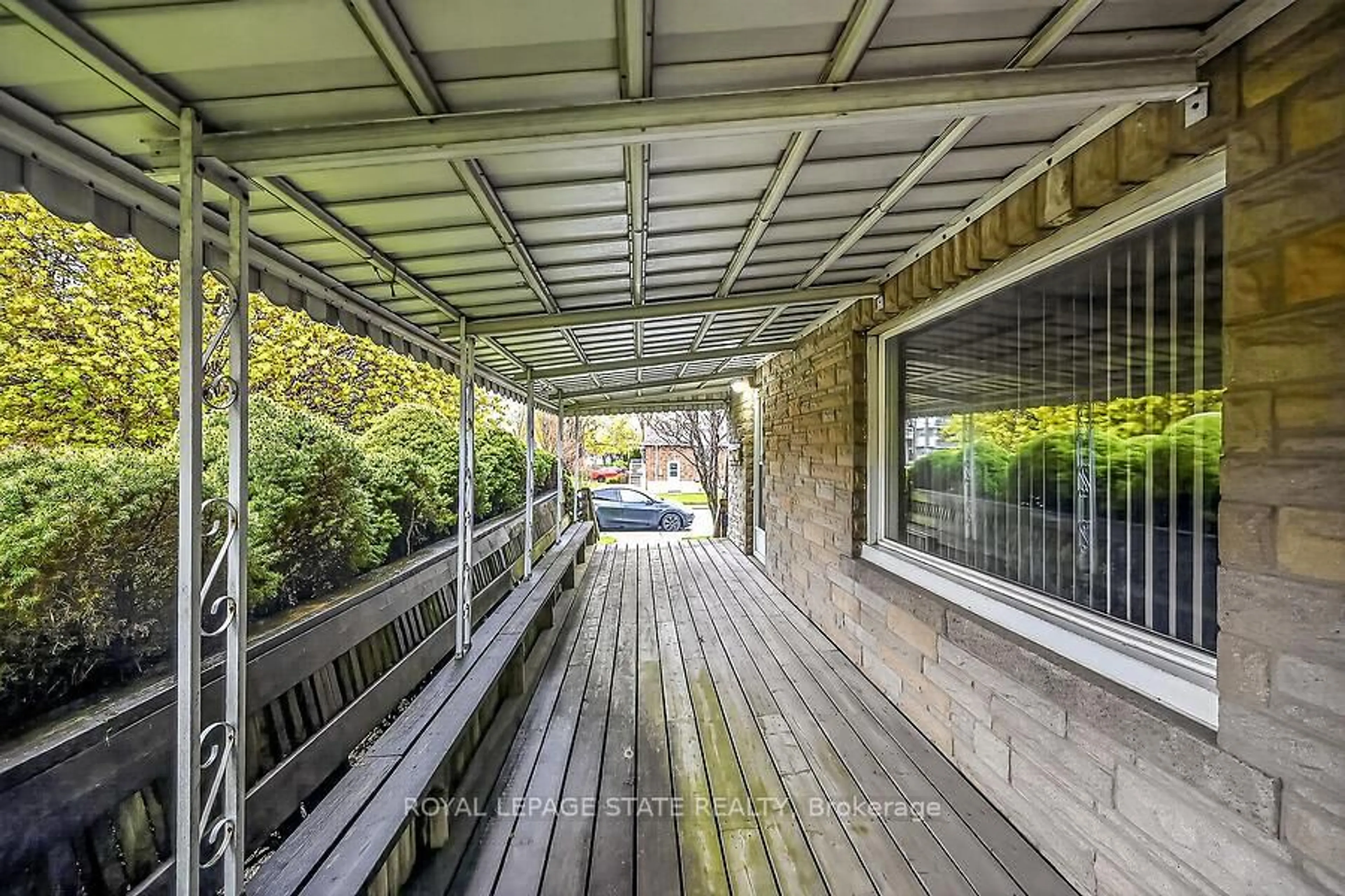 Patio, street for 419 East 42nd St, Hamilton Ontario L8T 3B2