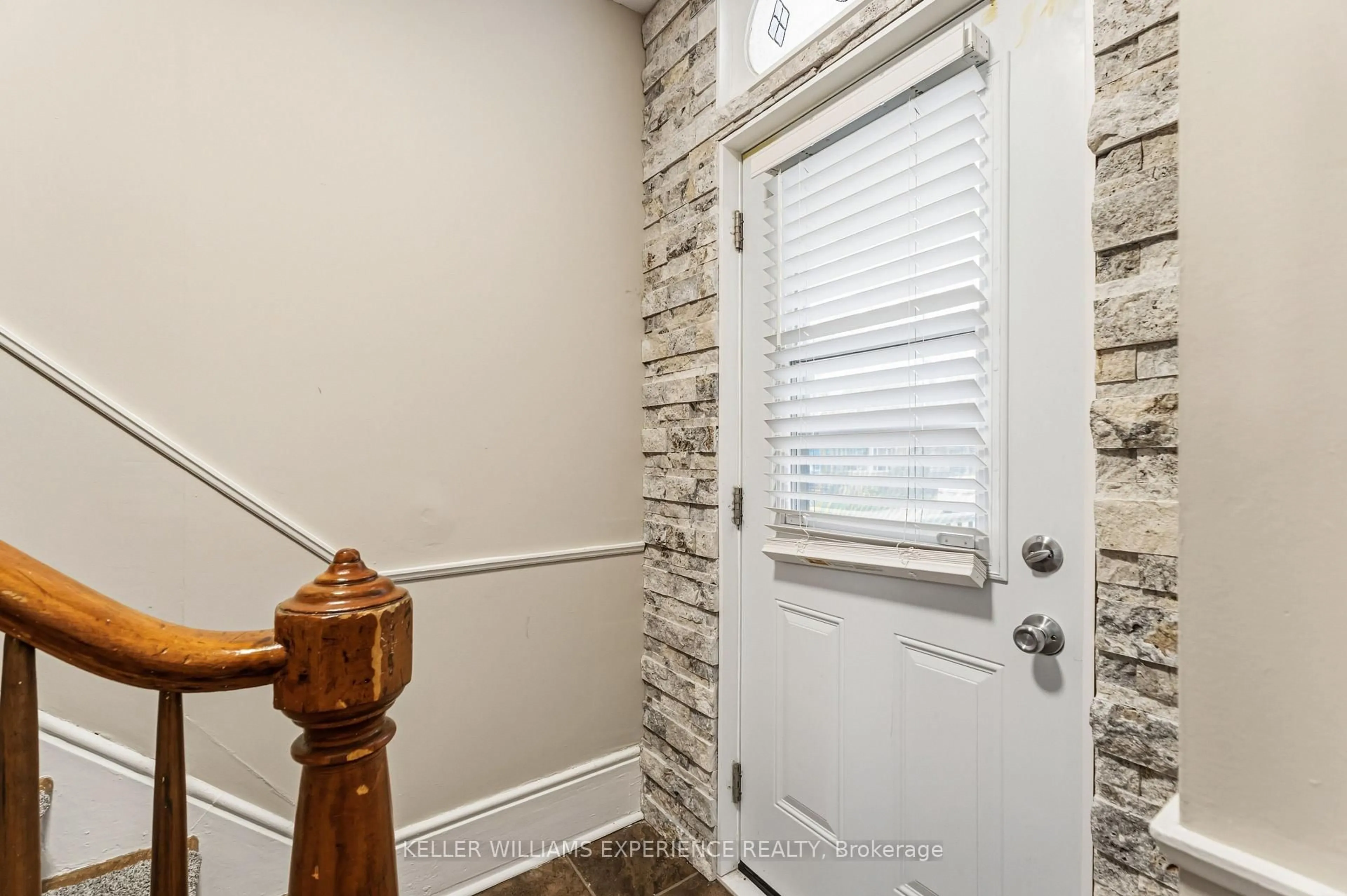 Indoor entryway for 15 Catherine St, St. Catharines Ontario L2R 5E4