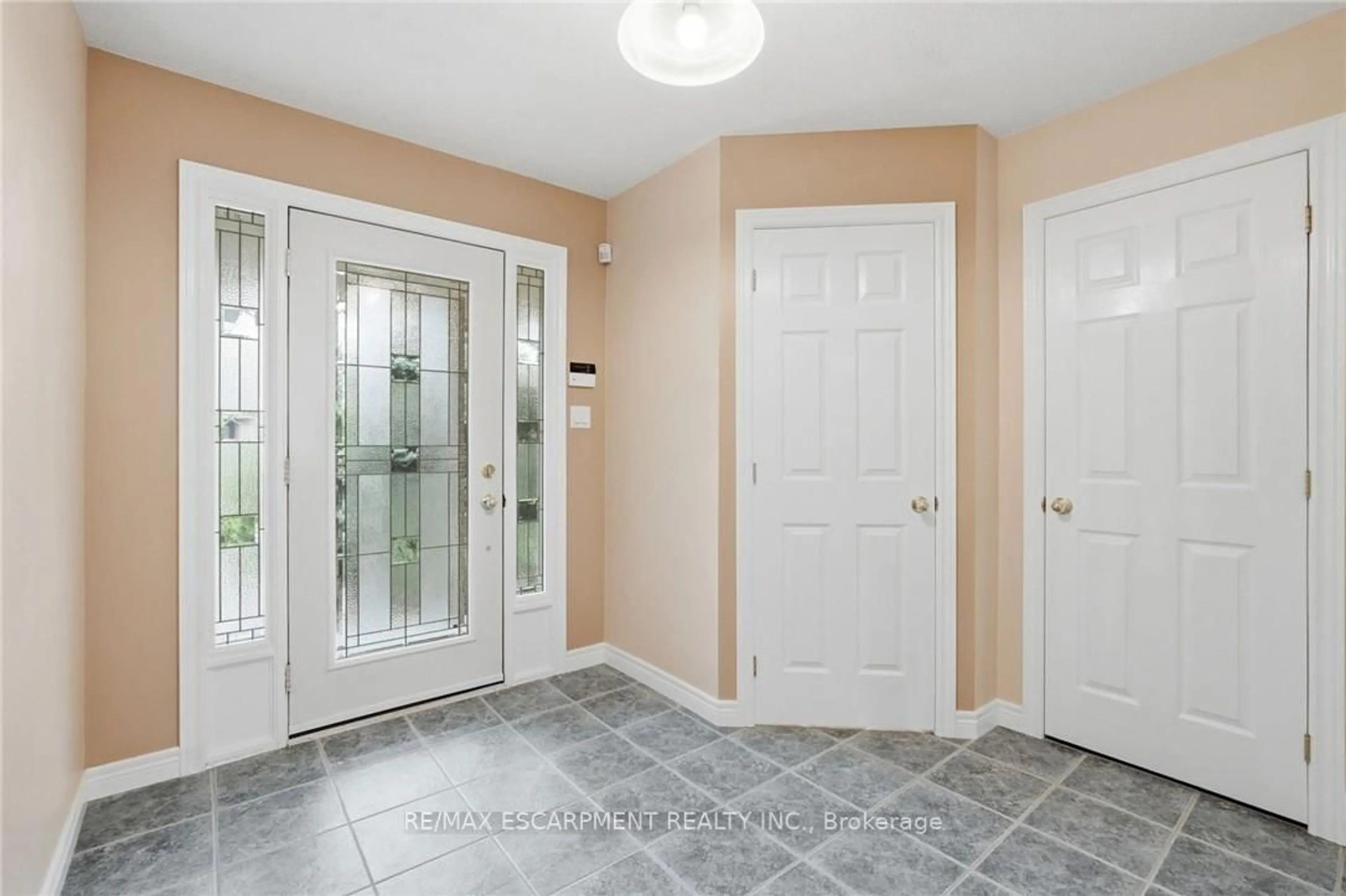 Indoor entryway for 42 ARCHER Way, Hamilton Ontario L0R 1W0
