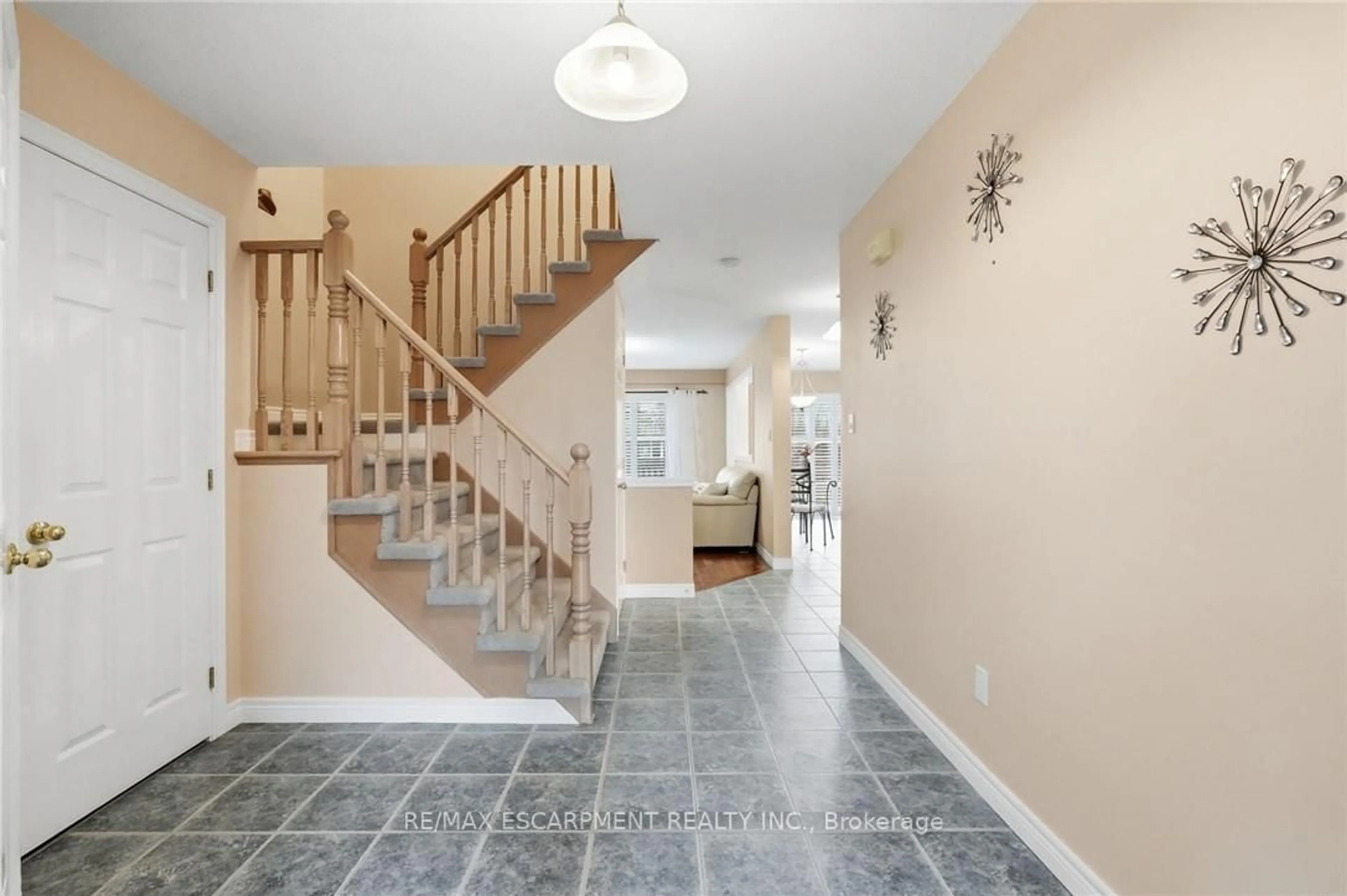 Indoor entryway for 42 ARCHER Way, Hamilton Ontario L0R 1W0