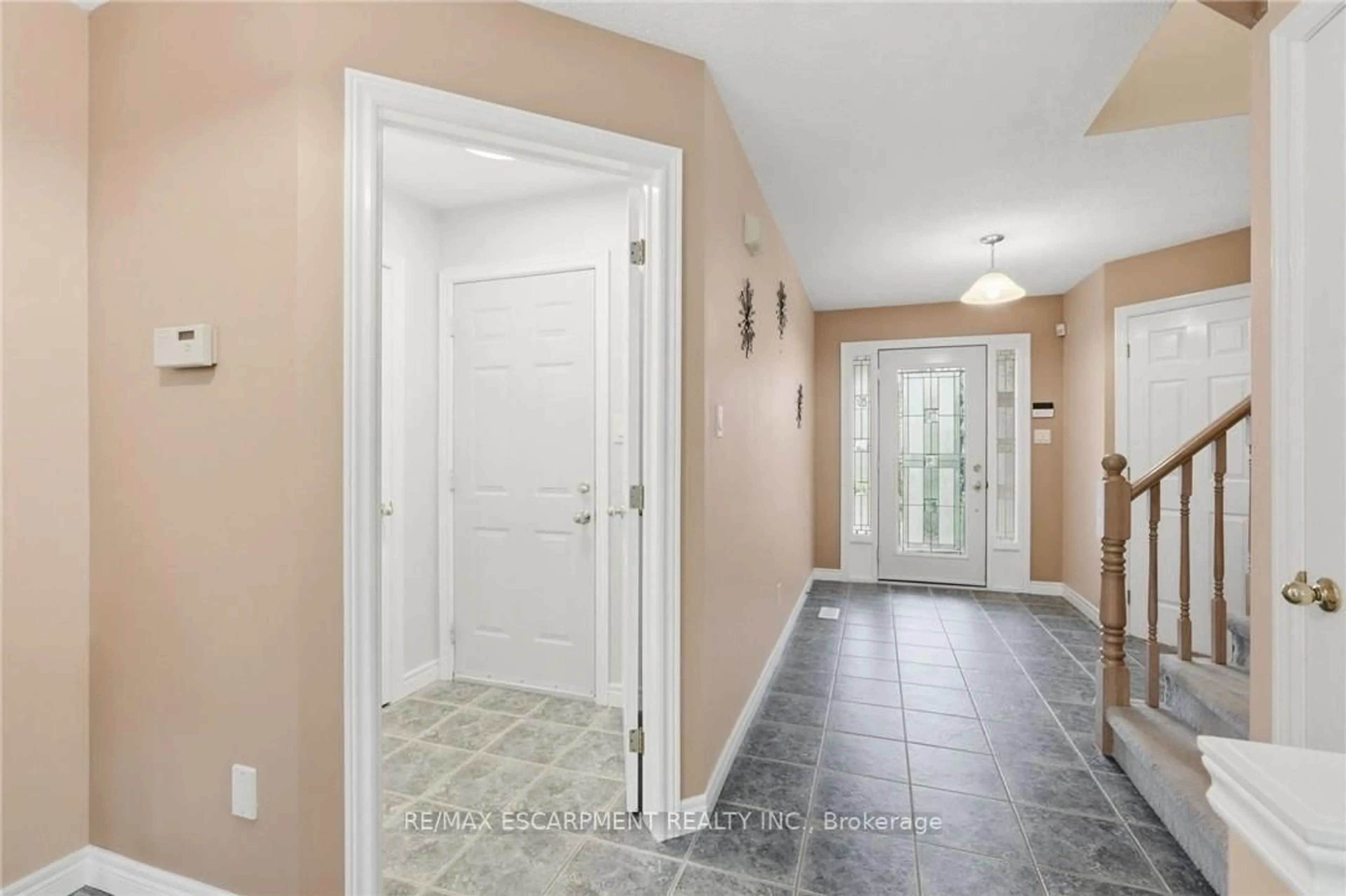 Indoor entryway for 42 ARCHER Way, Hamilton Ontario L0R 1W0