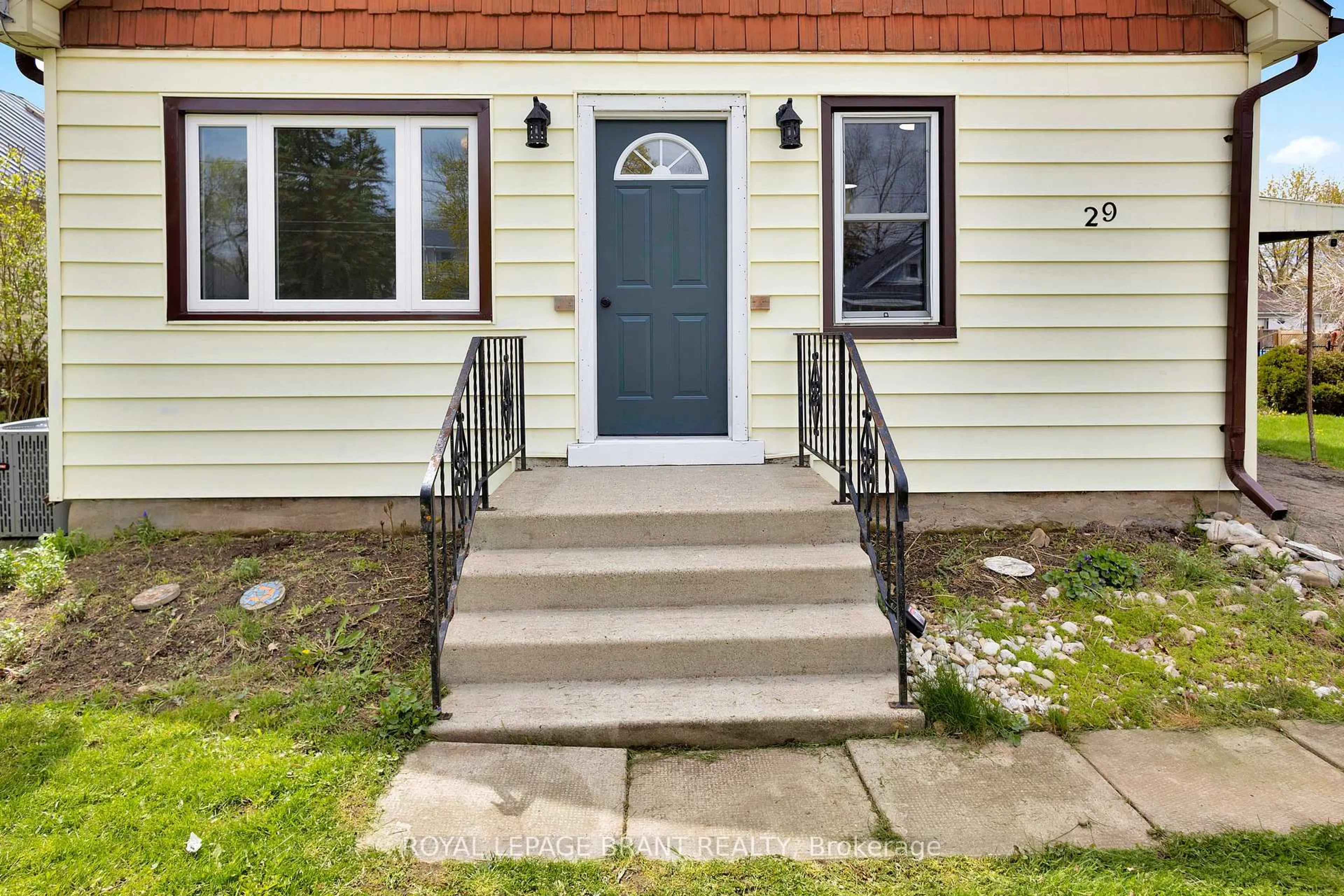 Indoor entryway for 29 Alexander St, Brant Ontario N0E 1A0