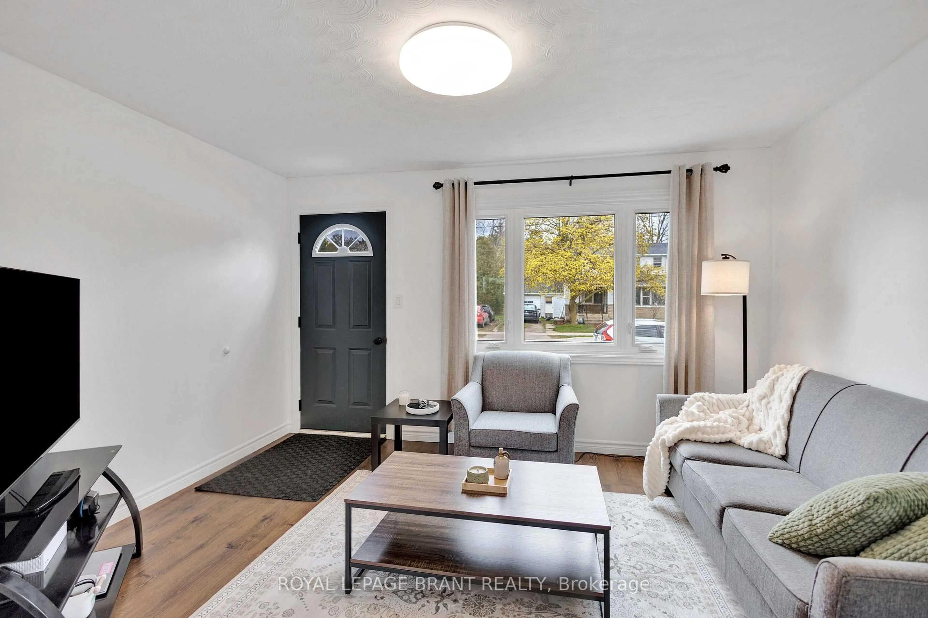 Living room with furniture, wood/laminate floor for 29 Alexander St, Brant Ontario N0E 1A0