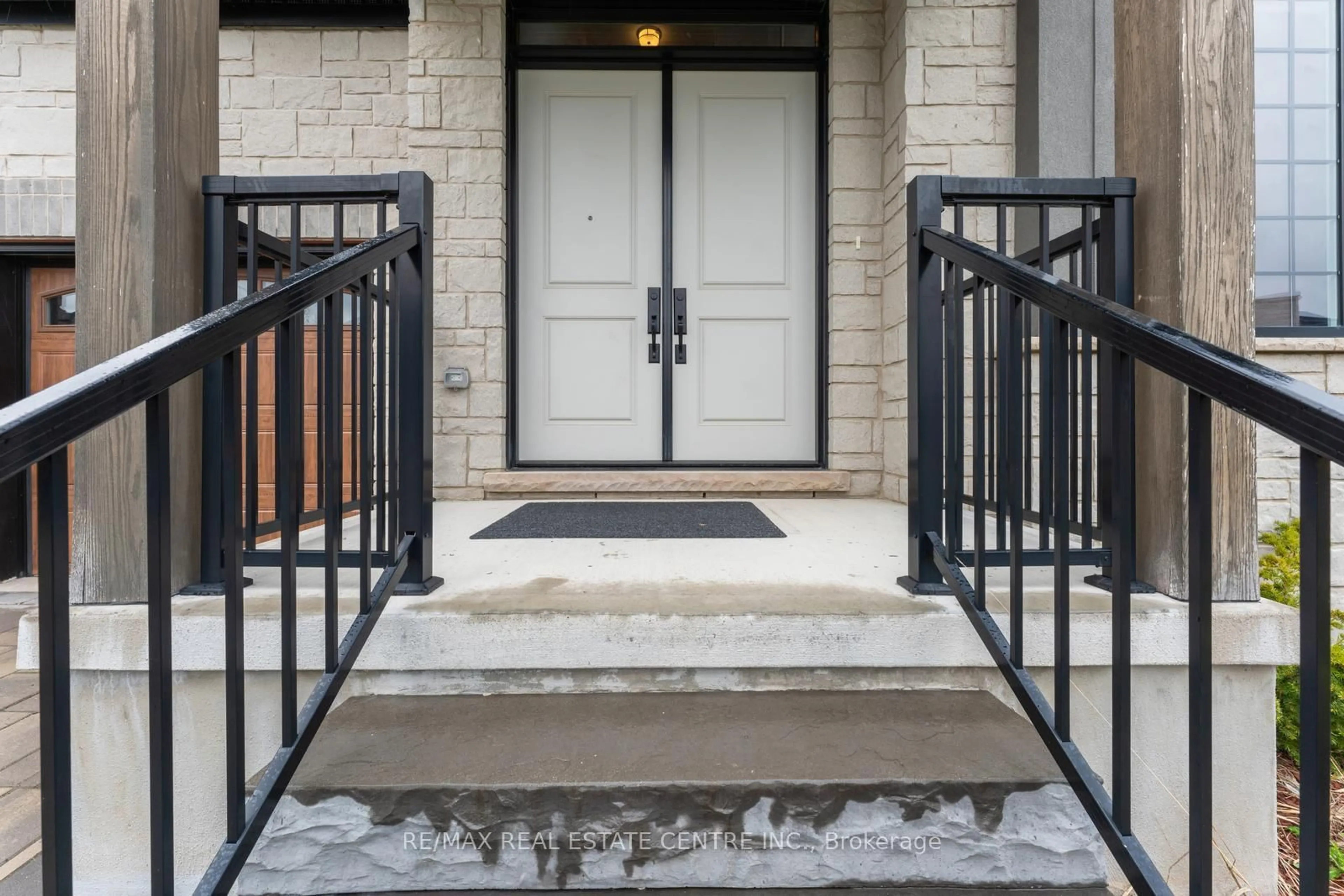 Indoor entryway for 94 Pondcliffe Dr, Kitchener Ontario N2R 0M3